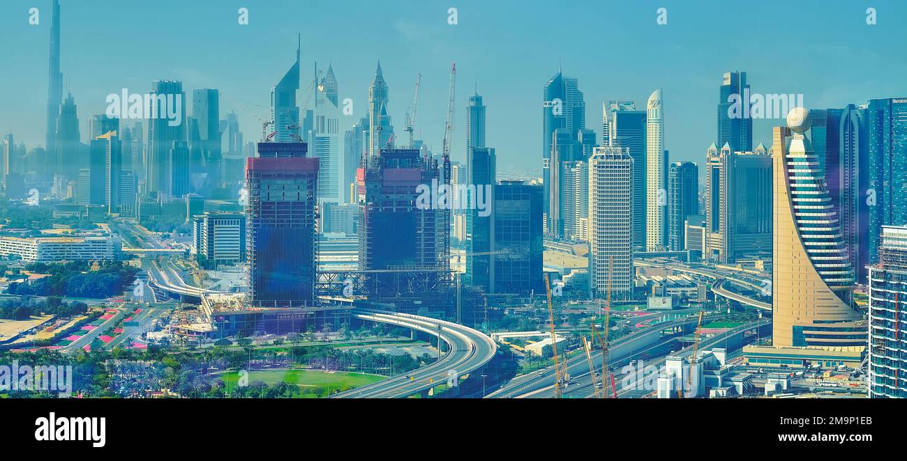 DUBAI, VAE - 6. MÄRZ 2020: Panorama der Wolkenkratzer mit Dubai World Trade Centre, Burj Khalifa, Etisalat Tower, Jumeirah Emirates Towers und anderen Bu Stockfoto