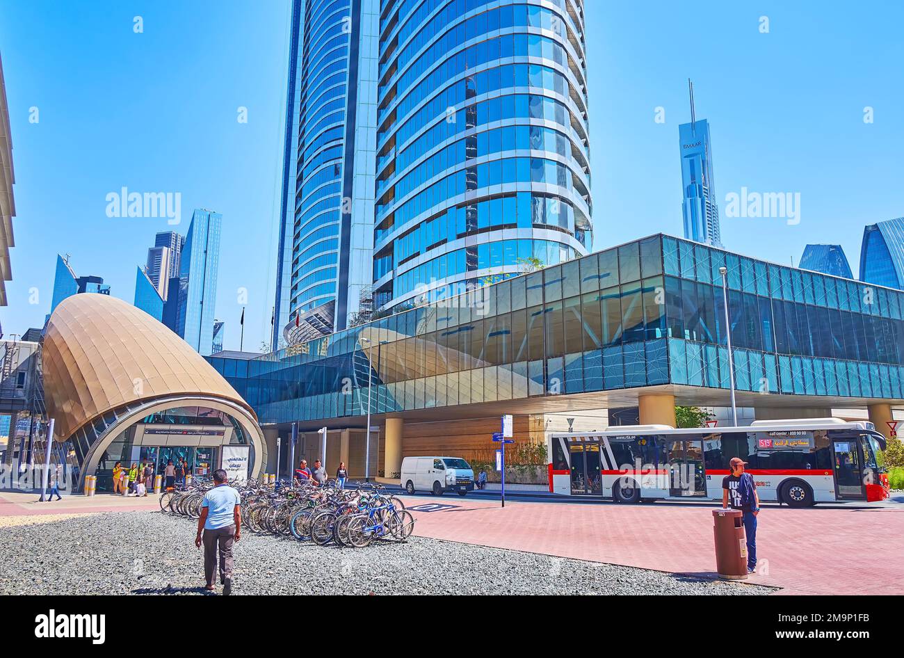 DUBAI, Vereinigte Arabische Emirate - 6. MÄRZ 2020: Fahrradparkplatz am Eingang zur U-Bahn-Station Burj Khalifa-Dubai Mall, die zur U-Bahn und zum langen Glashochweg führt Stockfoto