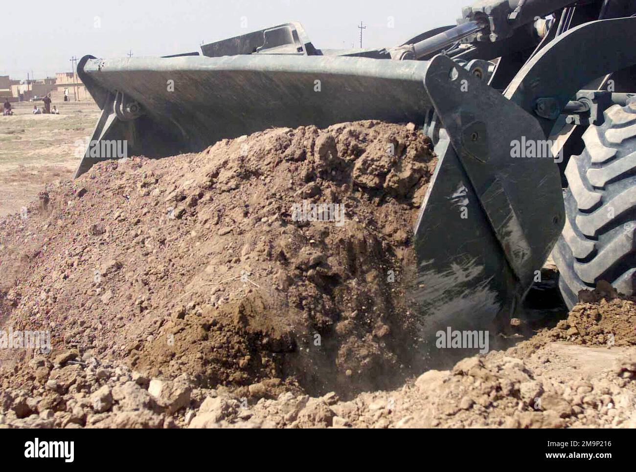 US Marine Corps (USMC) Tractor Rubber-tired Articulated Steering Multi-Purpose (TRAM) wird verwendet, um Berms abzureißen, die Straßen blockieren, und um während der Operation IRAQI FREEDOM Kämpferpositionen entlang einer Hauptstraße in Al Rifa, Irak, zu entfernen. Operation/Serie: IRAKISCHE FREIHEITSBASIS: Al-Rifa-Land: Irak (IRQ) Stockfoto