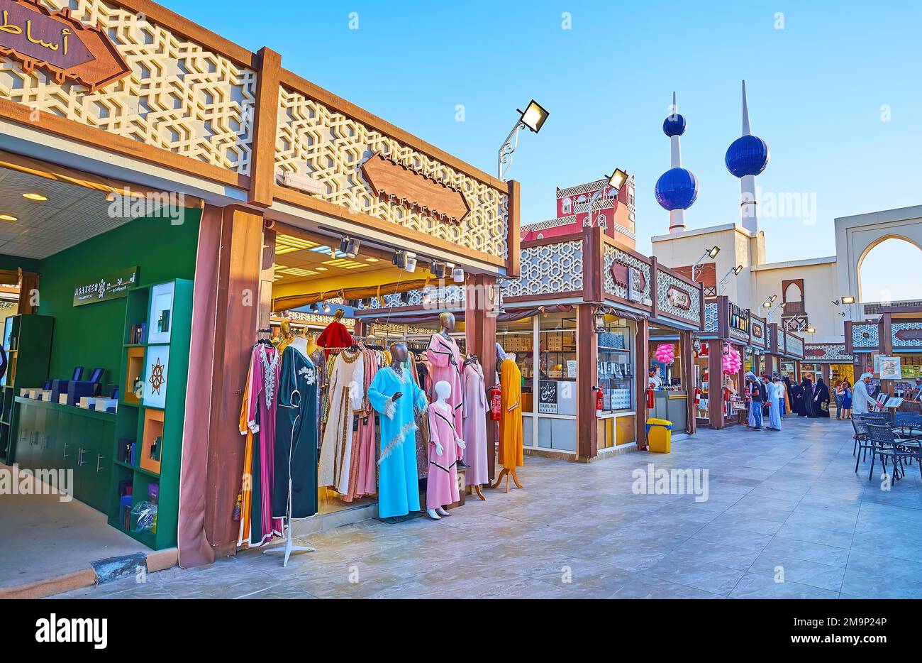 DUBAI, Vereinigte Arabische Emirate - 6. MÄRZ 2020: Die Reihe verschiedener Geschäfte im Kuwait Pavilion des Global Village Dubai, am 6. März in Dubai Stockfoto
