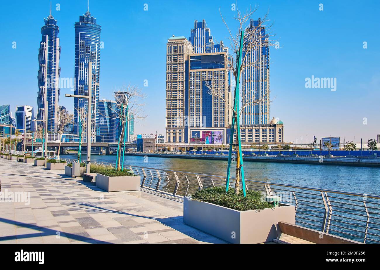 DUBAI, Vereinigte Arabische Emirate - 6. MÄRZ 2020: Die moderne Architektur von Business Bay und Al Habtoor City hinter dem Dubai Water Canal, am 6. März in Dubai Stockfoto