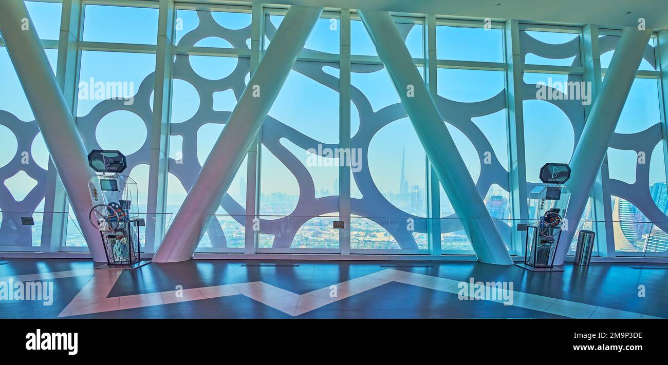 DUBAI, Vereinigte Arabische Emirate - 6. MÄRZ 2020: Dubai Rahmen Sie das Innenpanorama mit großen Fenstern, und beobachten Sie die Skyline der Stadt, am 6. März in Dubai Stockfoto