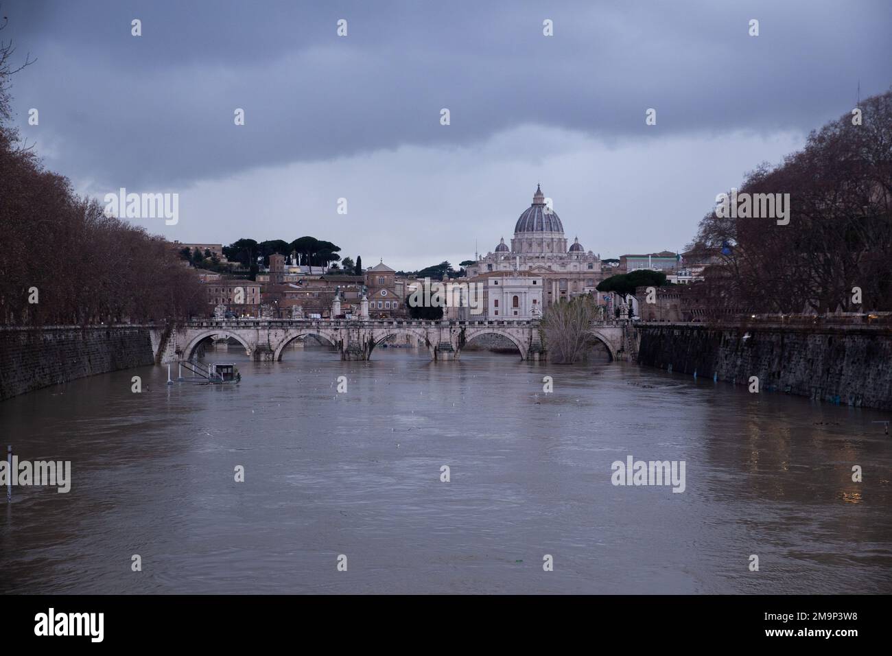 Rom, Italien. 18. Januar 2023. Tiber-Flut von Ponte Umberto I in Rom gesehen (Foto von Matteo Nardone/Pacific Press/Sipa USA) Kredit: SIPA USA/Alamy Live News Stockfoto