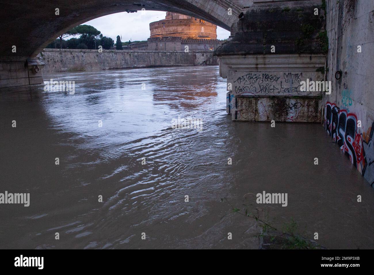 Rom, Italien. 18. Januar 2023. Details zum Tiber von der Vittorio Emanuele II Brücke in Rom (Foto: Matteo Nardone/Pacific Press/Sipa USA) Kredit: SIPA USA/Alamy Live News Stockfoto