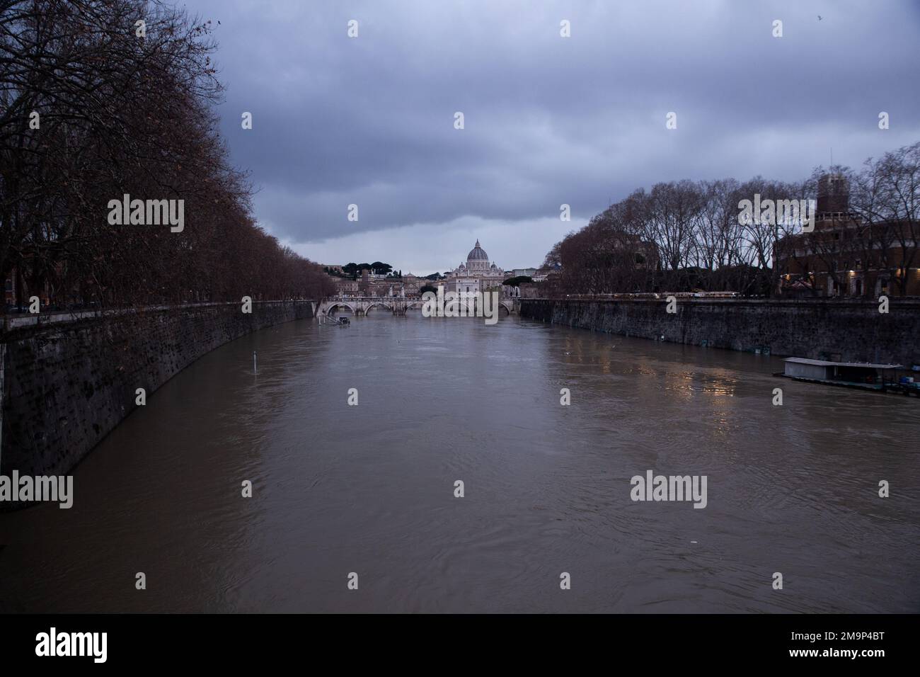 Rom, Italien. 18. Januar 2023. Tiber-Flut von Ponte Umberto I in Rom gesehen (Foto von Matteo Nardone/Pacific Press/Sipa USA) Kredit: SIPA USA/Alamy Live News Stockfoto