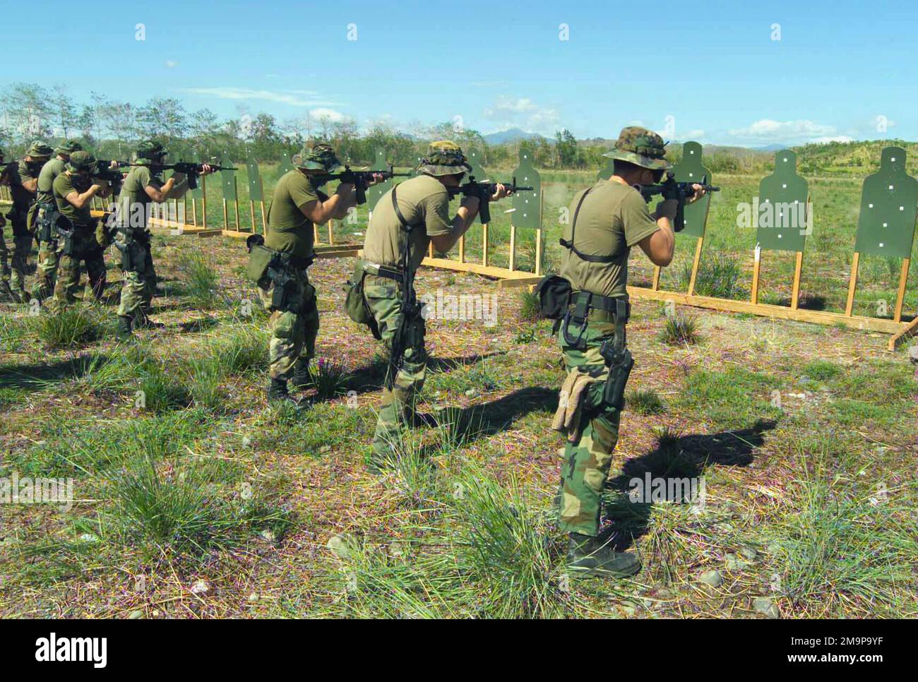 030426-M-9892R-007. Operation/Serie: BALIKATAN 2003 Base: Fort Magsaysay Staat: Luzon Country: Republik der Philippinen (PHL) Hauptkommando der Szene gezeigt: 2. Bataillon 7. Marines Stockfoto