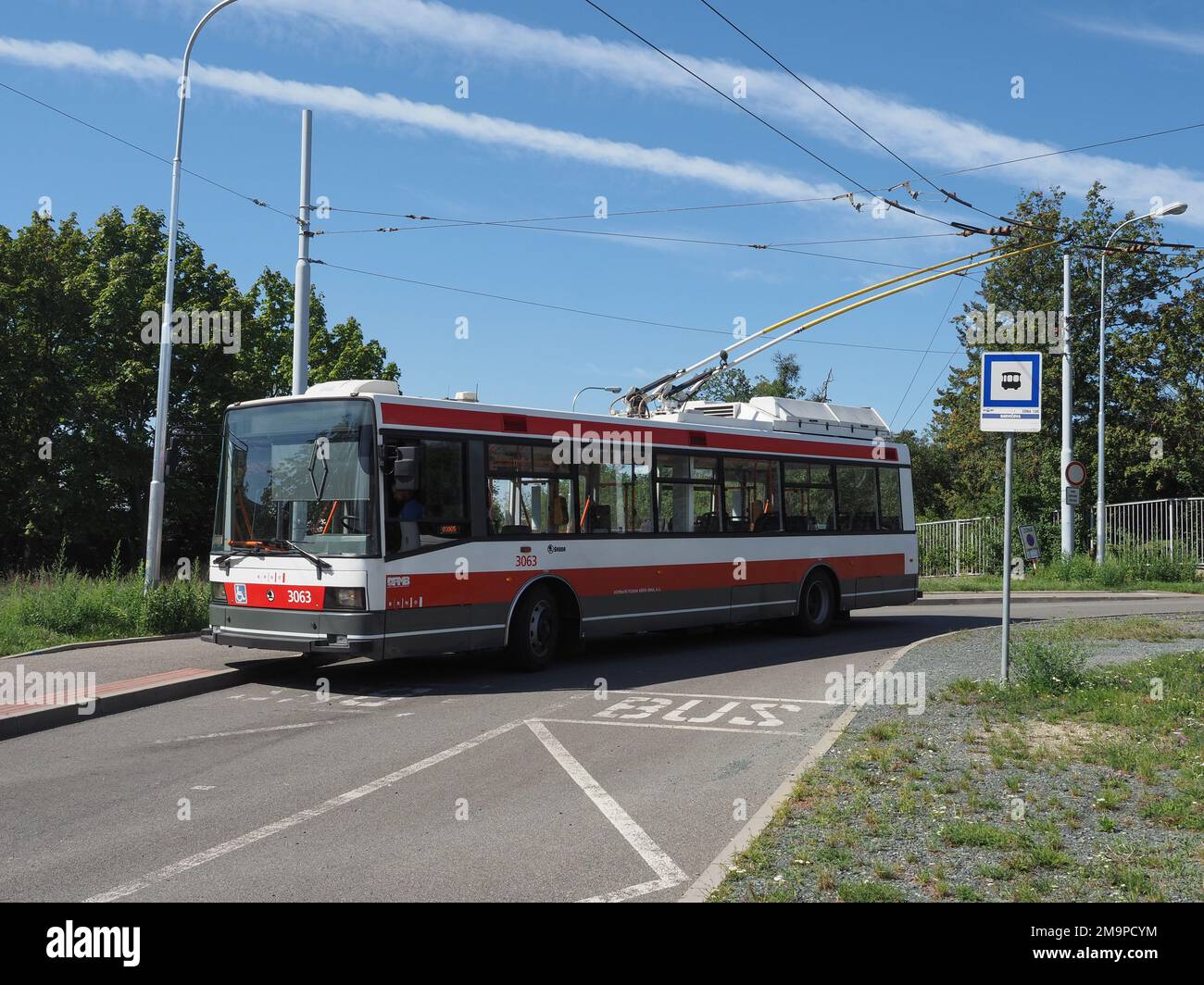 BRÜNN, TSCHECHISCHE REPUBLIK - CA. SEPTEMBER 2022: Straßenbahn-Bus, öffentliche Verkehrsmittel Stockfoto