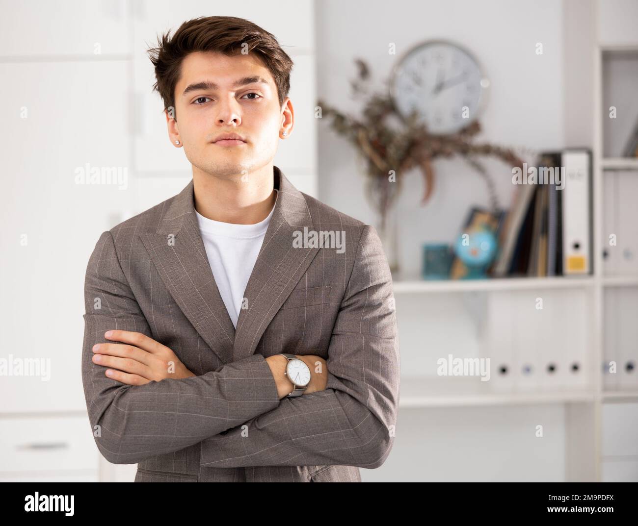 Porträt eines Geschäftsmannes, der an seinem Arbeitsplatz in seinem Büro ist Stockfoto