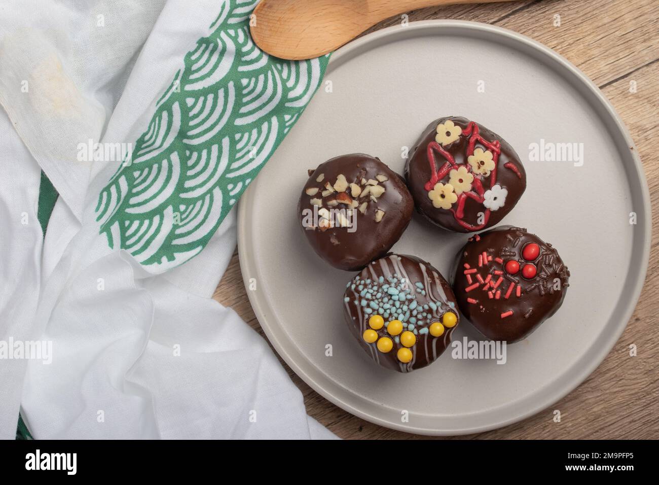 Schokoladenkugeln auf einem weißen Teller Stockfoto