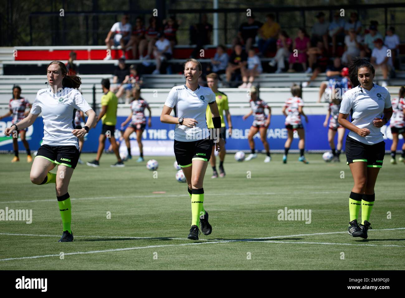 Die Schiedsrichter Lauren Hargrave (L), Lara Lee (C) und Anastasia Filacouridis wärmen sich vor dem Spiel zwischen Wanderers und Melbourne City bei Wanderers Footbal auf Stockfoto