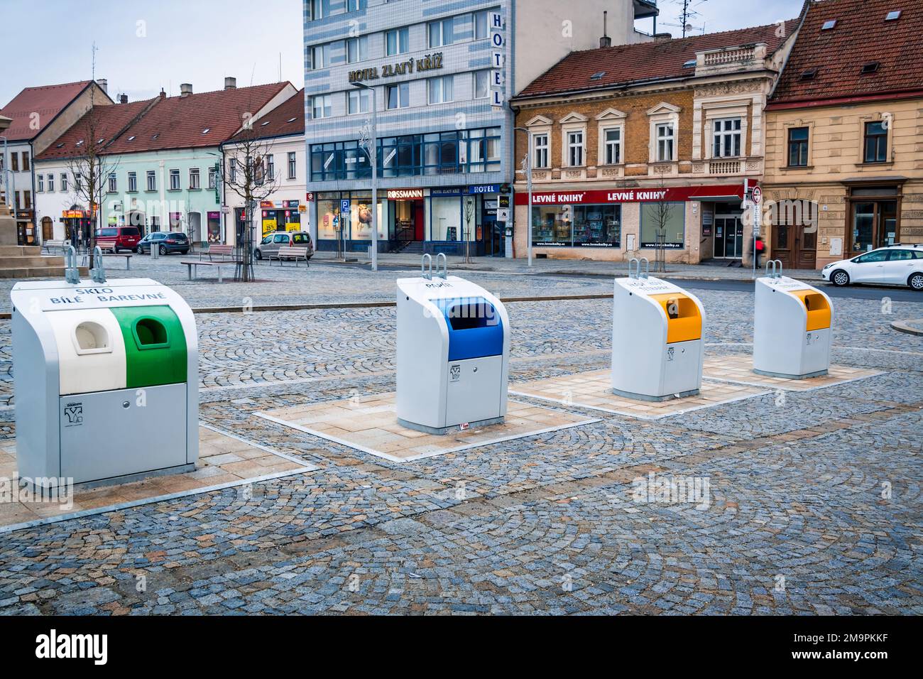 Trebic, Tschechische Republik - 28. Dezember 2022: Recycling von Mülltrennung und Recycling-Konzept in der Stadt. Bunte Abfalleimer für verschiedene Müllabfälle Stockfoto