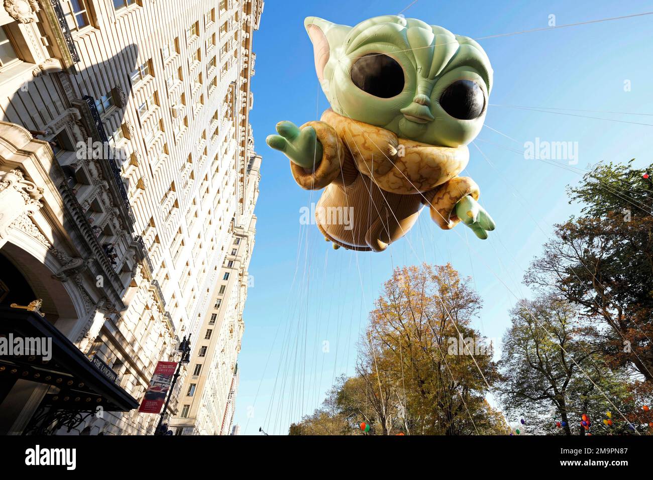 The Grogu or Baby Yoda balloon floats in the Macy's Thanksgiving Day Parade on Thursday, Nov. 24, 2022, in New York. (Photo by Charles Sykes/Invision/AP) Stockfoto