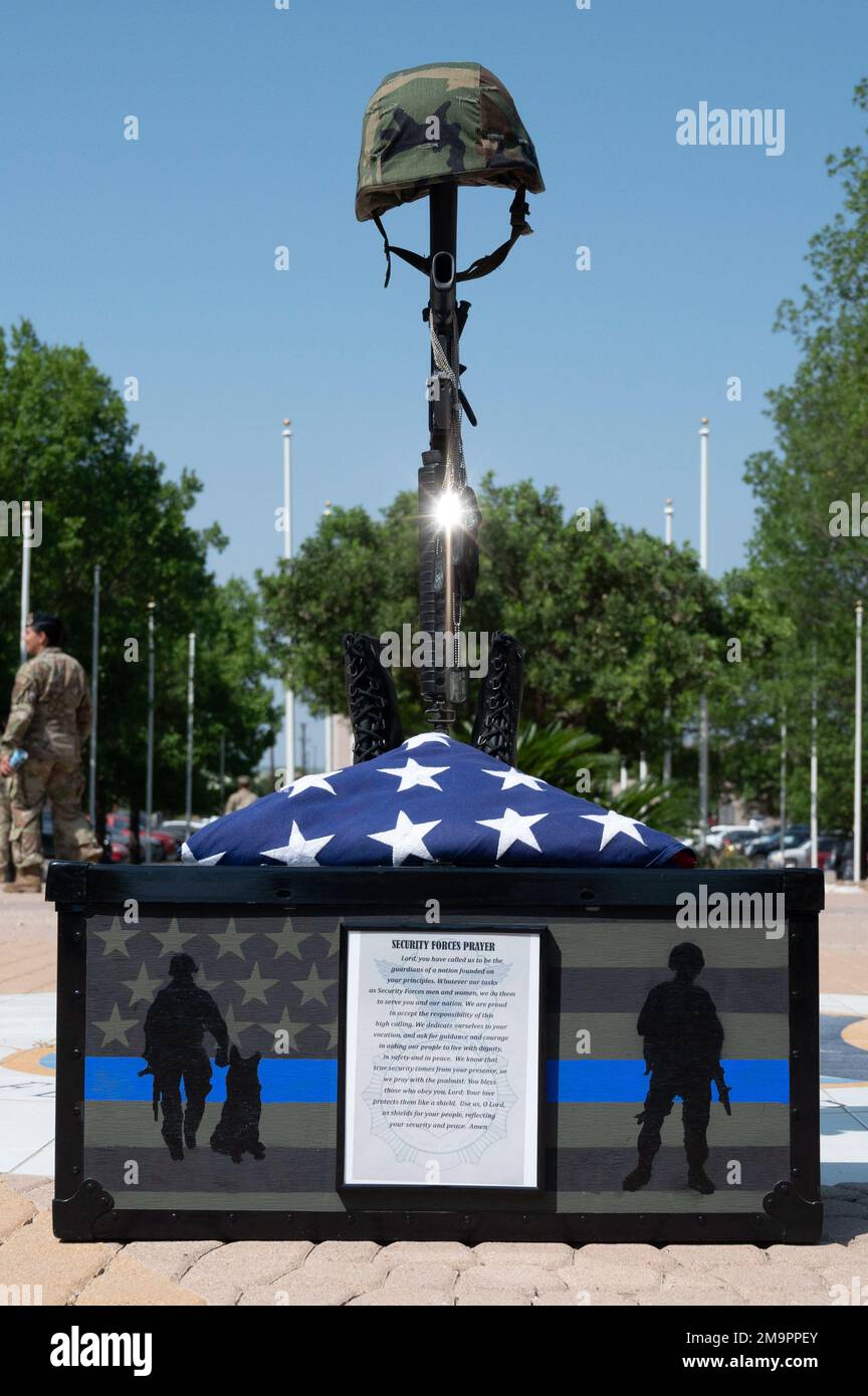 Ein Denkmal steht im Heritage Park während der Final Guardmount Ceremony am Luftwaffenstützpunkt Laughlin, Texas, 20. Mai 2022. Der 47. Flugtrainingsflügel führte die Zeremonie zum Abschluss der National Police Week durch. (USA Air Force Foto von Airman 1. Class Kailee Reynolds) Stockfoto