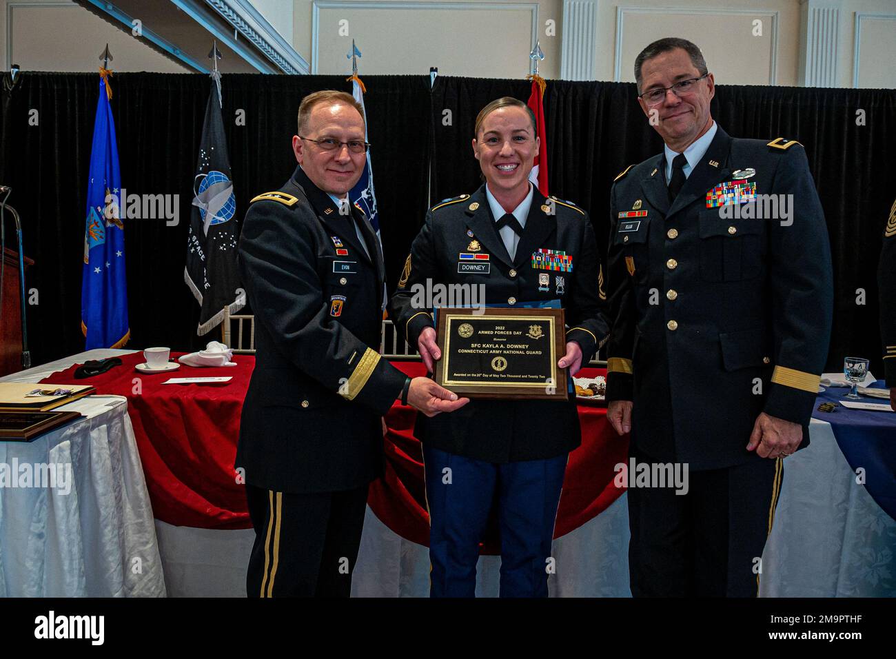 Sergeant 1., Klasse Kayla Downey, inaktive Ausbildung und Management-Manager für digitale Ausbildung, dem Joint Force Hauptquartier der Connecticut Army National Guard zugeteilt, wurde von Major General Francis Evon, Adjutant General der Connecticut National Guard, Und Major General Lee Ellis, stellvertretender stellvertretender General für Angelegenheiten der Nationalgarde bei den USA Army materiel Command, für seinen außergewöhnlichen Dienst beim jährlichen 73. Connecticut Armed Forces Day Luncheon in Southington, Connecticut, 20. Mai 2022. Stockfoto