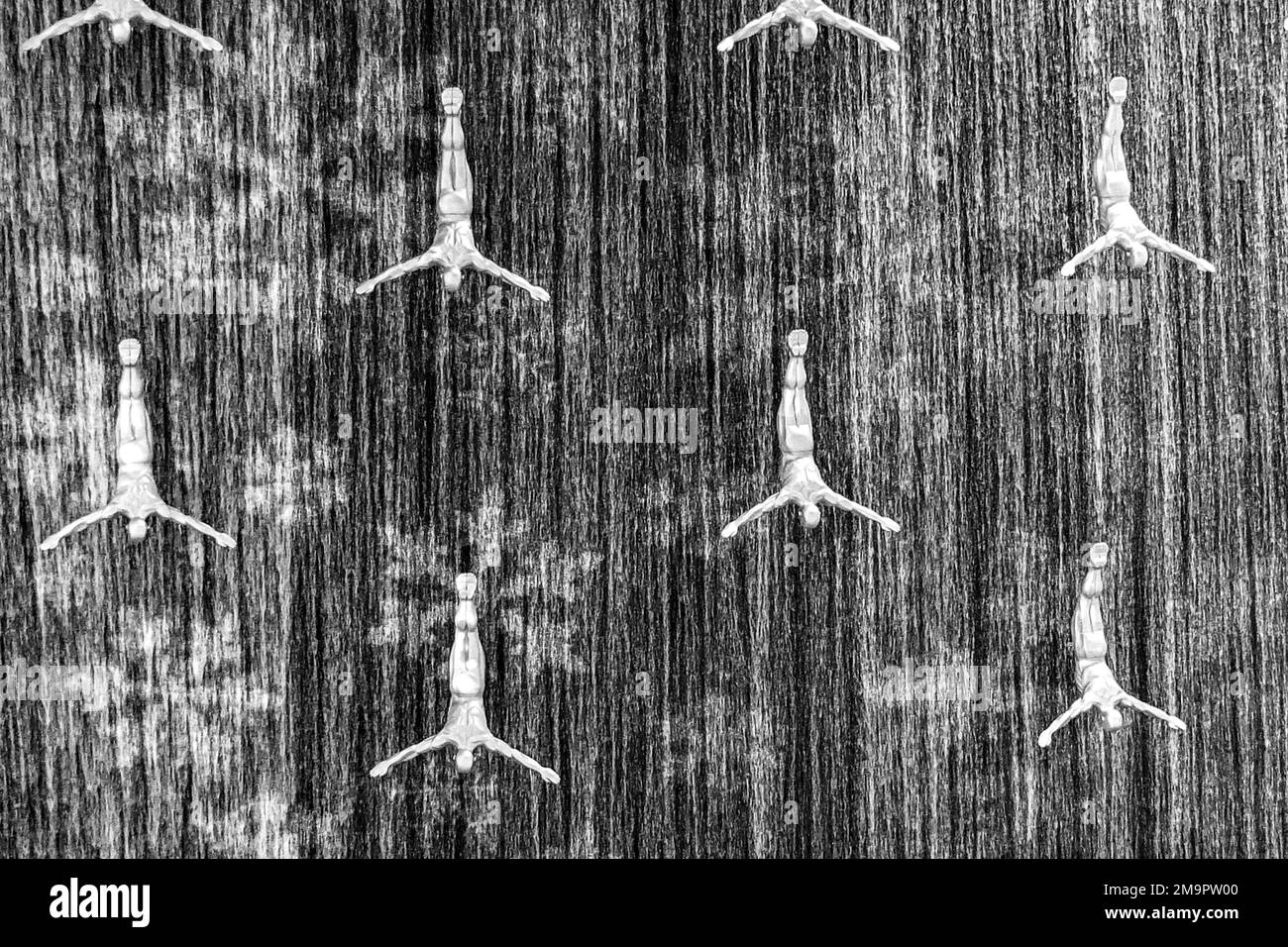 Ein wunderschöner Blick auf den Wasserfall mit Menschen in der Dubai Mall, VAE Stockfoto