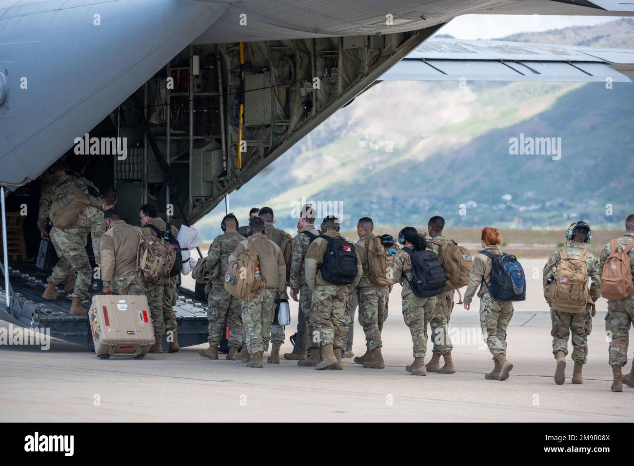 Flieger vom 366. Fighter Wing, Mountain Home Air Force Base, Idaho, bereiten sich darauf vor, an Bord eines C-130J Super Hercules vom 317. Air Lift Wing, Dyess, Texas, zur Unterstützung der Übung Raging Gunfighter 22-2 auf der Hill Air Force Base, Utah, 20. Mai 2022 zu arbeiten. Raging Gunfighter ist eine Übung, die in ganz Utah stattfindet, um agile Combat Employment Concepts vorzustellen und Einheiten als Air Expeditionary Wings einzusetzen, um Missionsgenerierung, Kommando- und Kontrollelemente und Basisunterstützungselemente von einer Haupteinsatzbasis aus einzusetzen und gleichzeitig eine Vorwärtseinsatzbasis in einer umkämpften Umgebung zu unterstützen Stockfoto