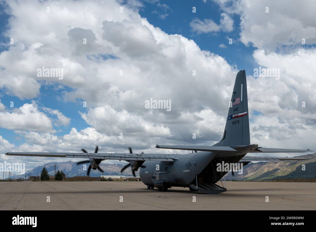 Flieger vom 366. Fighter Wing, Mountain Home Air Force Base, Idaho, bereiten sich darauf vor, an Bord eines C-130J Super Hercules vom 317. Air Lift Wing, Dyess, Texas, zur Unterstützung der Übung Raging Gunfighter 22-2 auf der Hill Air Force Base, Utah, 20. Mai 2022 zu arbeiten. Raging Gunfighter ist eine Übung, die in ganz Utah stattfindet, um agile Combat Employment Concepts vorzustellen und Einheiten als Air Expeditionary Wings einzusetzen, um Missionsgenerierung, Kommando- und Kontrollelemente und Basisunterstützungselemente von einer Haupteinsatzbasis aus einzusetzen und gleichzeitig eine Vorwärtseinsatzbasis in einer umkämpften Umgebung zu unterstützen Stockfoto