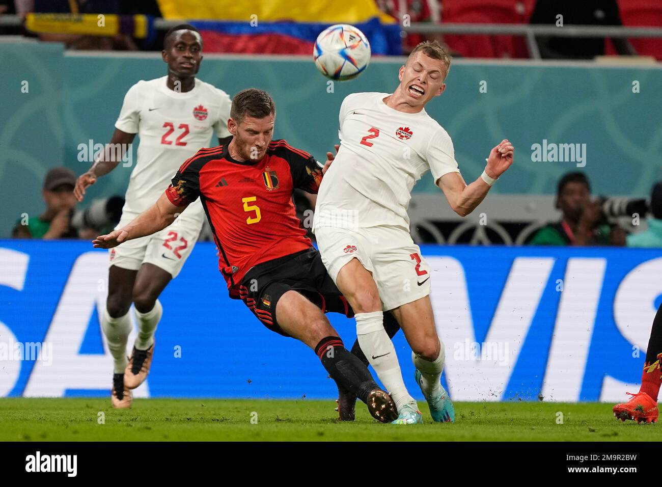 Belgium's Jan Vertonghen, left, challenges for the ball with Canada's Alistair Johnston during the World Cup group F soccer match between Belgium and Canada, at the Ahmad Bin Ali Stadium in Doha, Qatar, Wednesday, Nov. 23, 2022. (AP Photo/Martin Meissner) Stockfoto