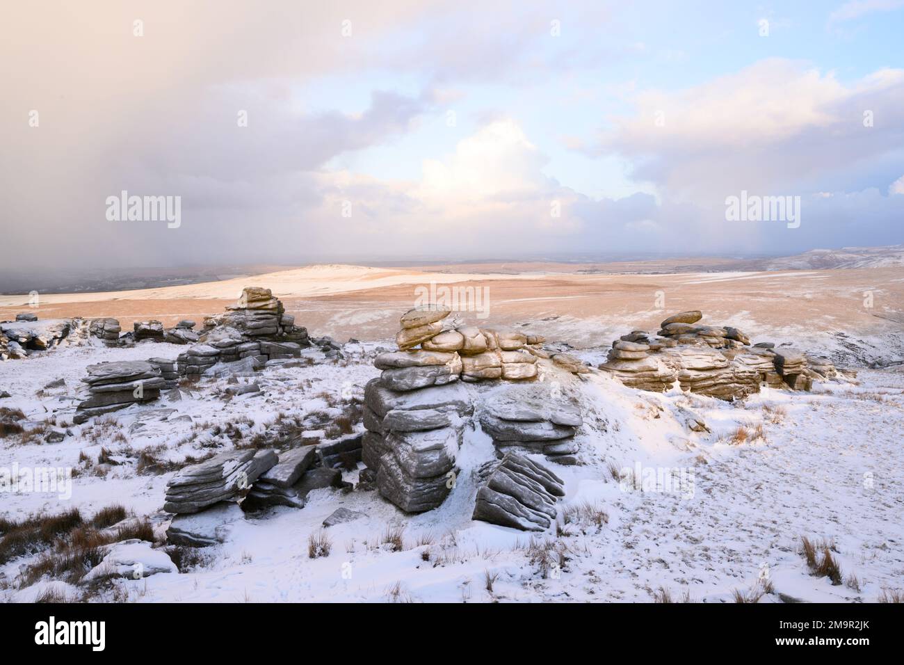 Dartmoor-Nationalpark, Devon, Großbritannien. 18. Januar 2023. Wetter in Großbritannien: Ein winterlicher Sonnenaufgang auf Dartmoor, während der Schnee über Nacht den westlichen Rand des Moors bedeckt. Das Bild zeigt Great Mis Tor in der Nähe von Merrivale. Kredit: Celia McMahon/Alamy Live News Stockfoto