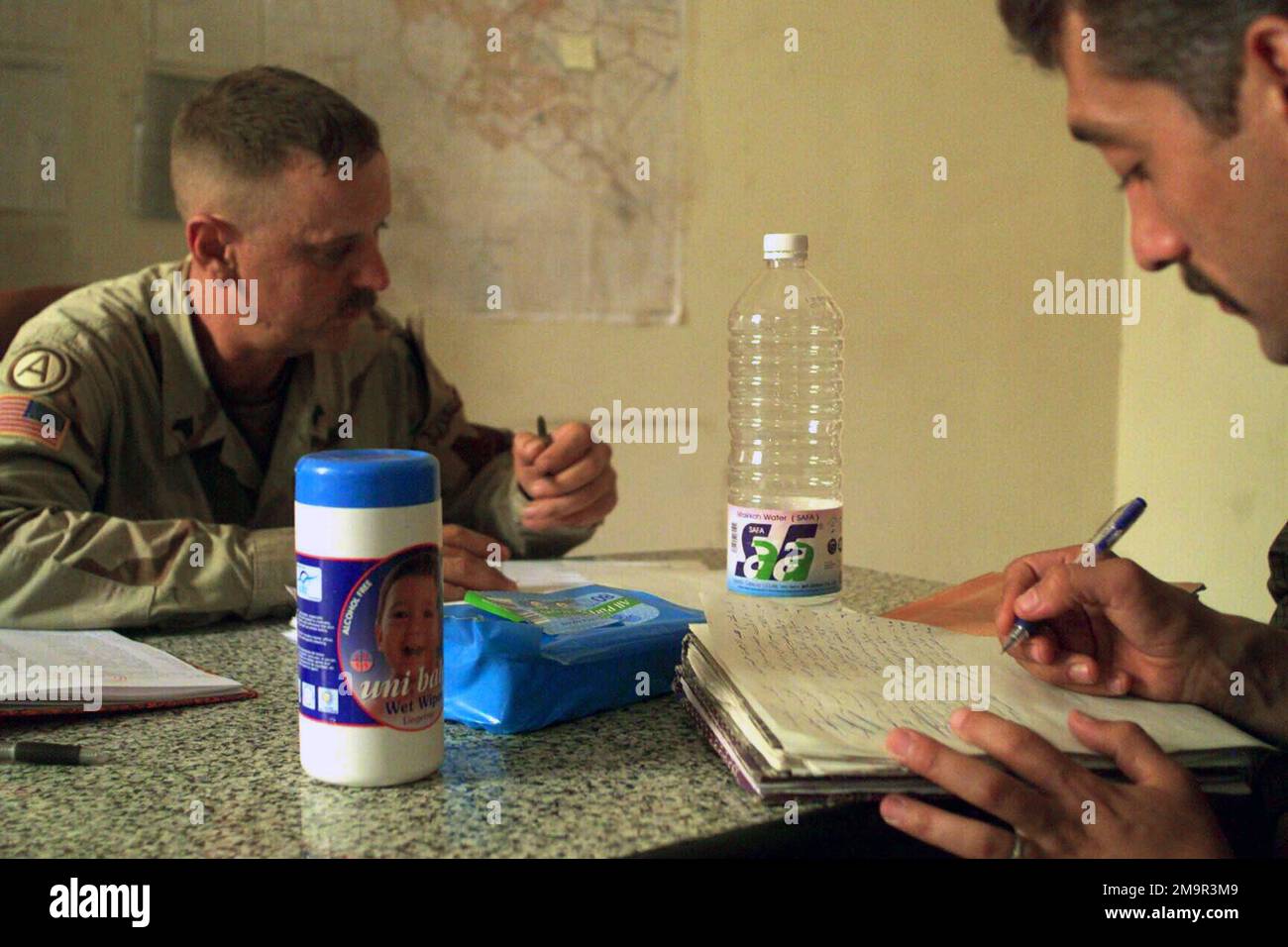 Sergeant (SGT) Smith, 870. Military Police (MP), California National Guard, Pittsburgh, California (CA), stellt einem Mitglied der Zivilpolizei in Karbala, Irak, eine Waffenkarte aus. Operation/Serie: IRAKISCHE FREIHEITSBASIS: Land Karbala: Irak (IRQ) Stockfoto