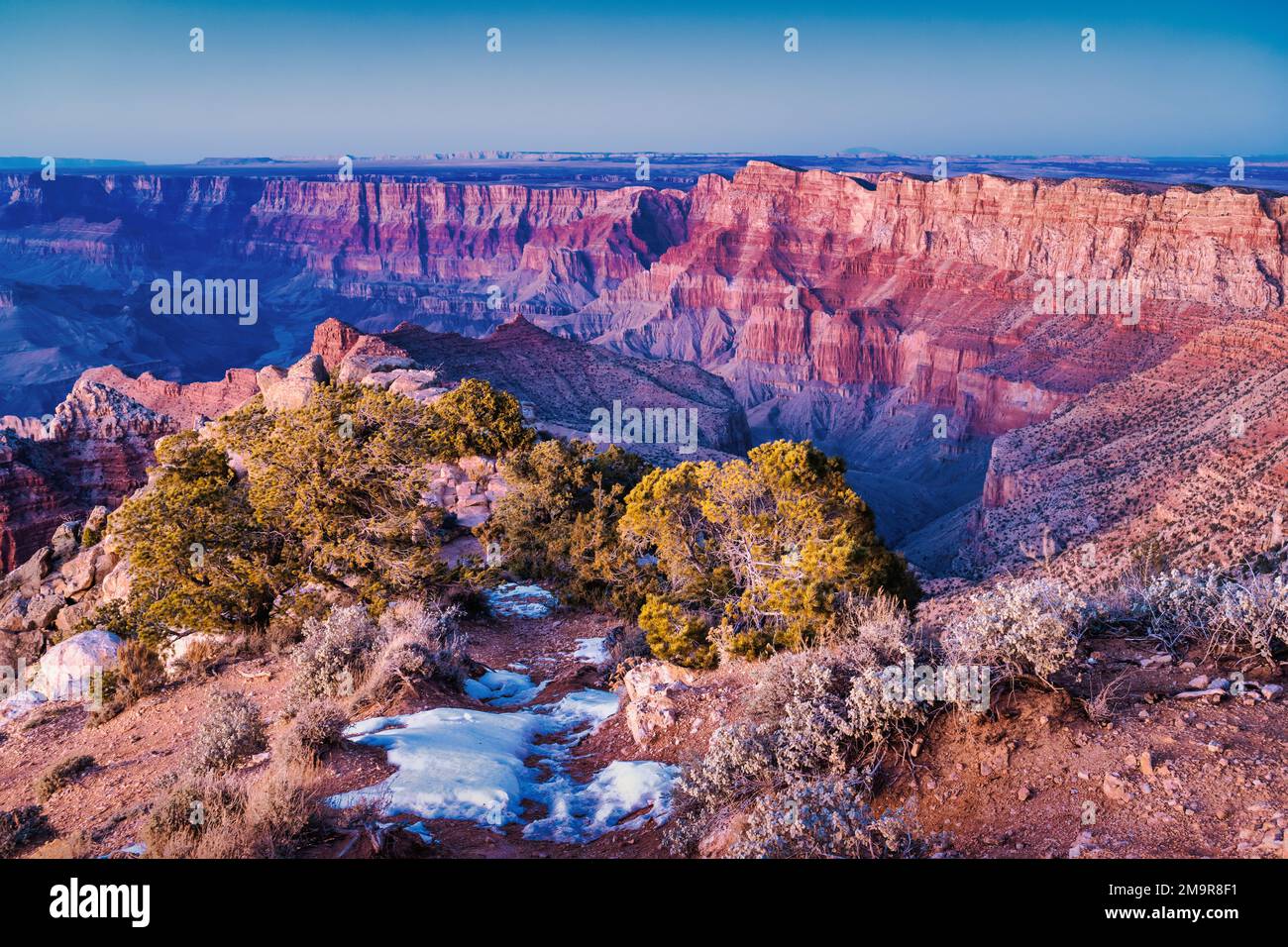 Grand Canyon-Nationalpark ab Lipan Point in der Abenddämmerung, Südrand, Arizona, USA im Spätwinter - Frühling. Stockfoto