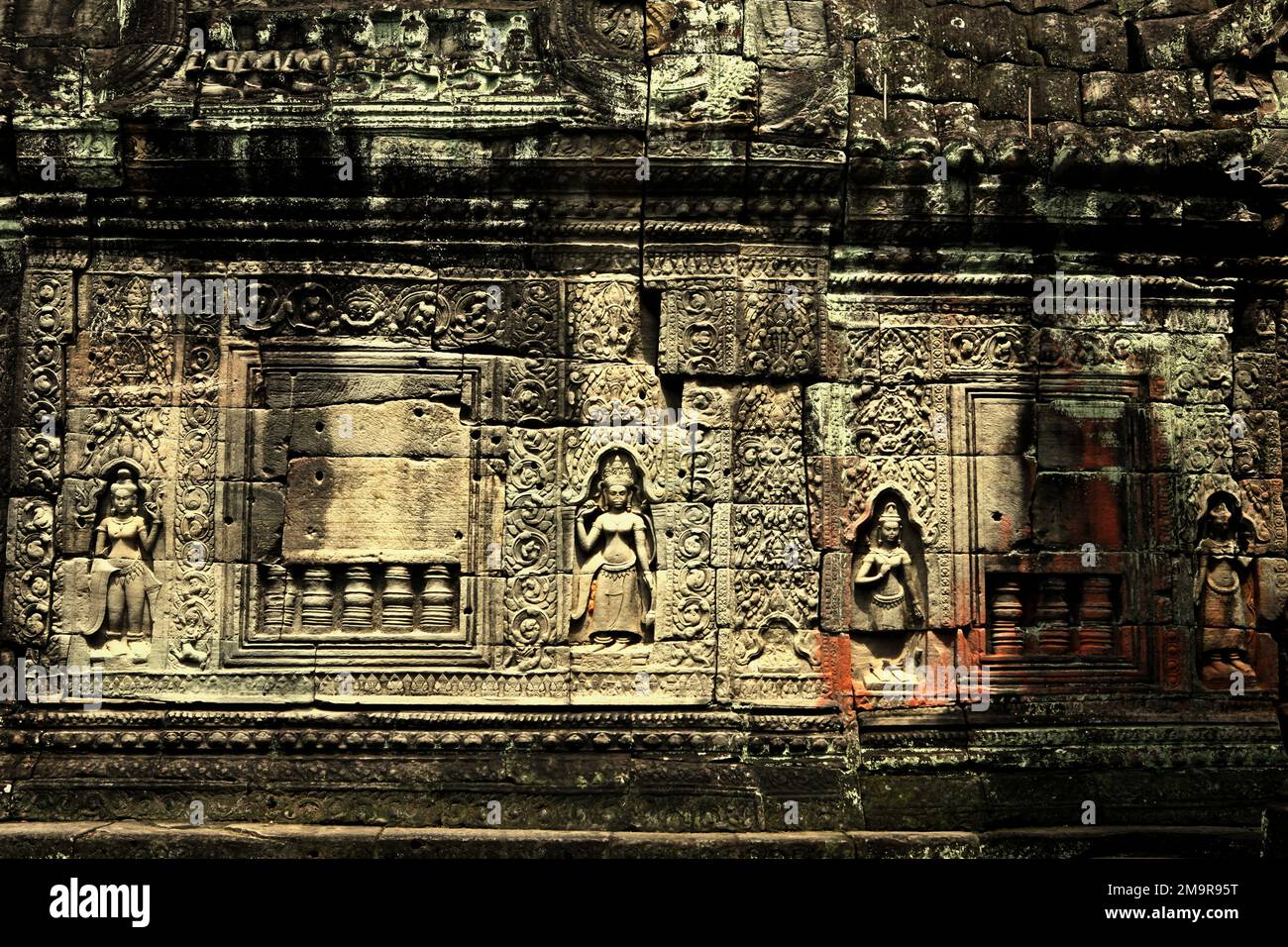 Eine mit apsara-Reliefs geschmückte Mauer in Preah Khan, einem antiken Tempel in Siem Reap, Kambodscha. Stockfoto