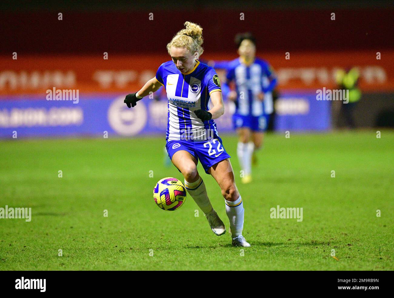 Crawley, Großbritannien. 18. Januar 2023. Katie Robinson von Brighton und Hove Albion kontrolliert den Ball während des FA Women's League Cup Gruppe C zwischen Brighton & Hove Albion Women und West Ham United Ladies am 18. 2023. Januar im People's Pension Stadium in Crawley, Großbritannien. (Foto von Jeff Mood/phcimages.com) Kredit: PHC Images/Alamy Live News Stockfoto