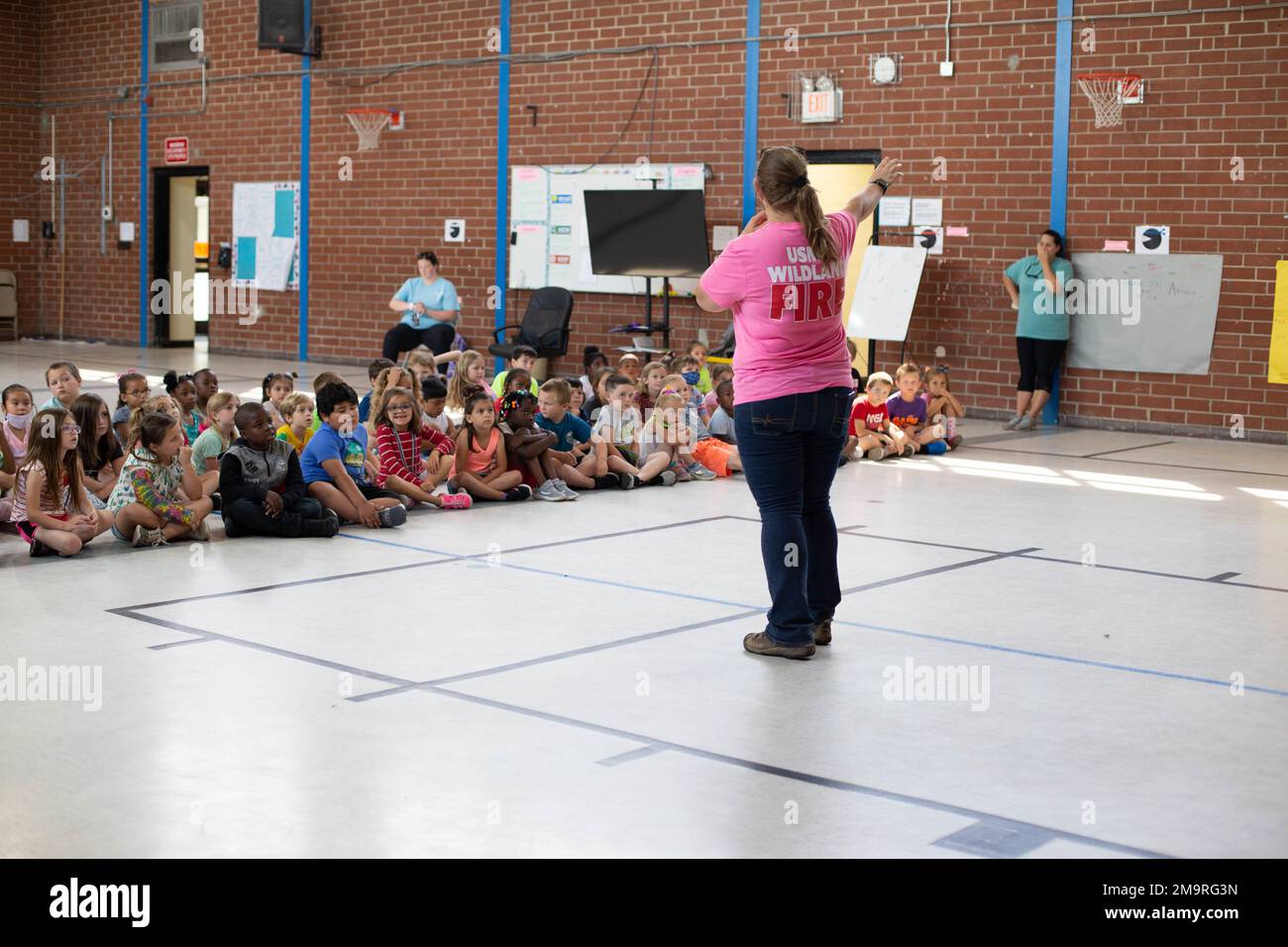 Laura Webster, eine Forsttechnikerin der Marine Corps Air Station Cherry Point's Environmental Affairs Department, bereitet sich auf die Einführung von Smokey Bear an der Brinson Memorial Elementary School in New Bern, North Carolina, am 20. Mai 2022 vor. Bei diesem Besuch wurden die Schüler über den Erhalt und seine Bedeutung für die Umwelt informiert. Stockfoto