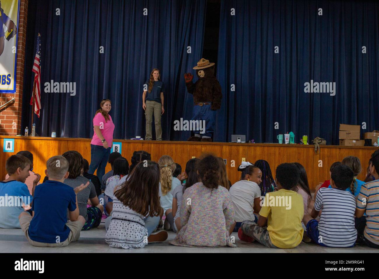 Mitglieder des Marine Corps Air Station Cherry Point Environmental Affairs Department besuchen die Brinson Memorial Elementary School, um Studenten über Naturschutz in New Bern, North Carolina, am 20. Mai 2022 zu unterrichten. Bei diesem Besuch wurden die Schüler über den Erhalt und seine Bedeutung für die Umwelt informiert. Stockfoto