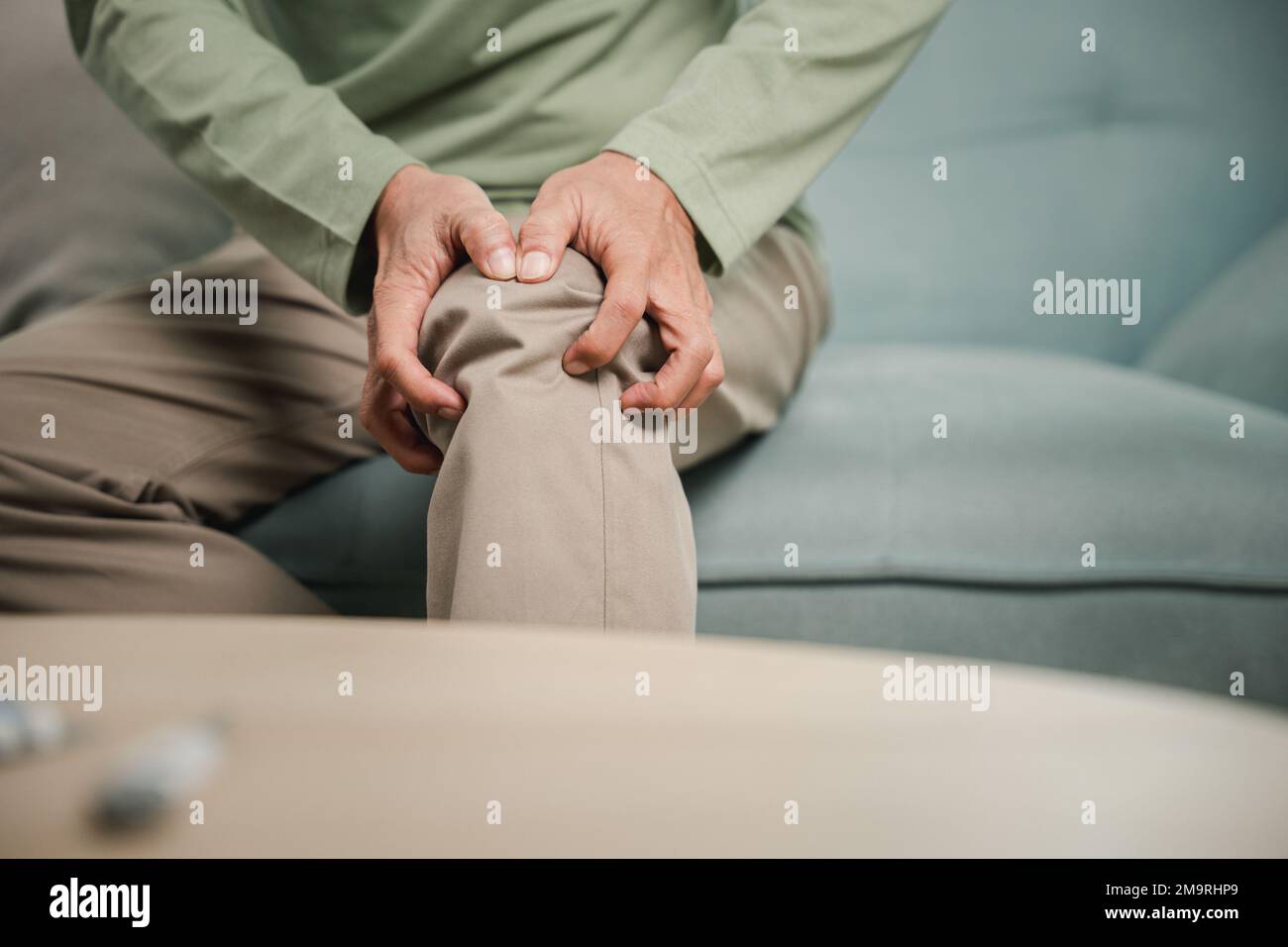 Senior-Mann mit schmerzhaften Knieschmerzen nach Bandoperation Stockfoto