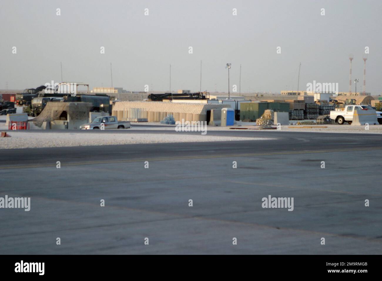 030813-M-7837W-020. Basis: Doha International Airport Country: Qatar (QAT) Szene Hauptkommando gezeigt: VMGR-234 Stockfoto