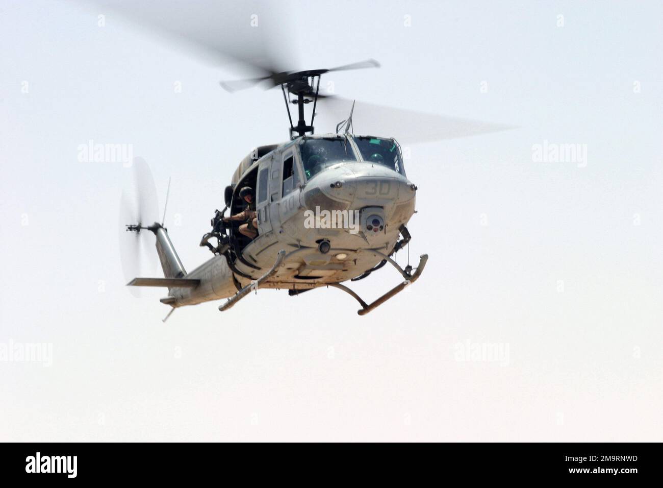Ein Hubschrauber des US Marine Corps (USMC) UH-1N Huey, der dem Marine Light Attack Helicopter Squadron 169 (HMLA-169) zugeteilt ist, bereitet sich während der Operation IRAQI FREEDOM auf dem Expeditionary Air Field (EAF) auf dem Ali Al Salem Air Base, Kuwait, vor. Operation/Serie: IRAKISCHE FREIHEITSBASIS: Ali Al Salem Air Base Land: Kuwait (KWT) Stockfoto