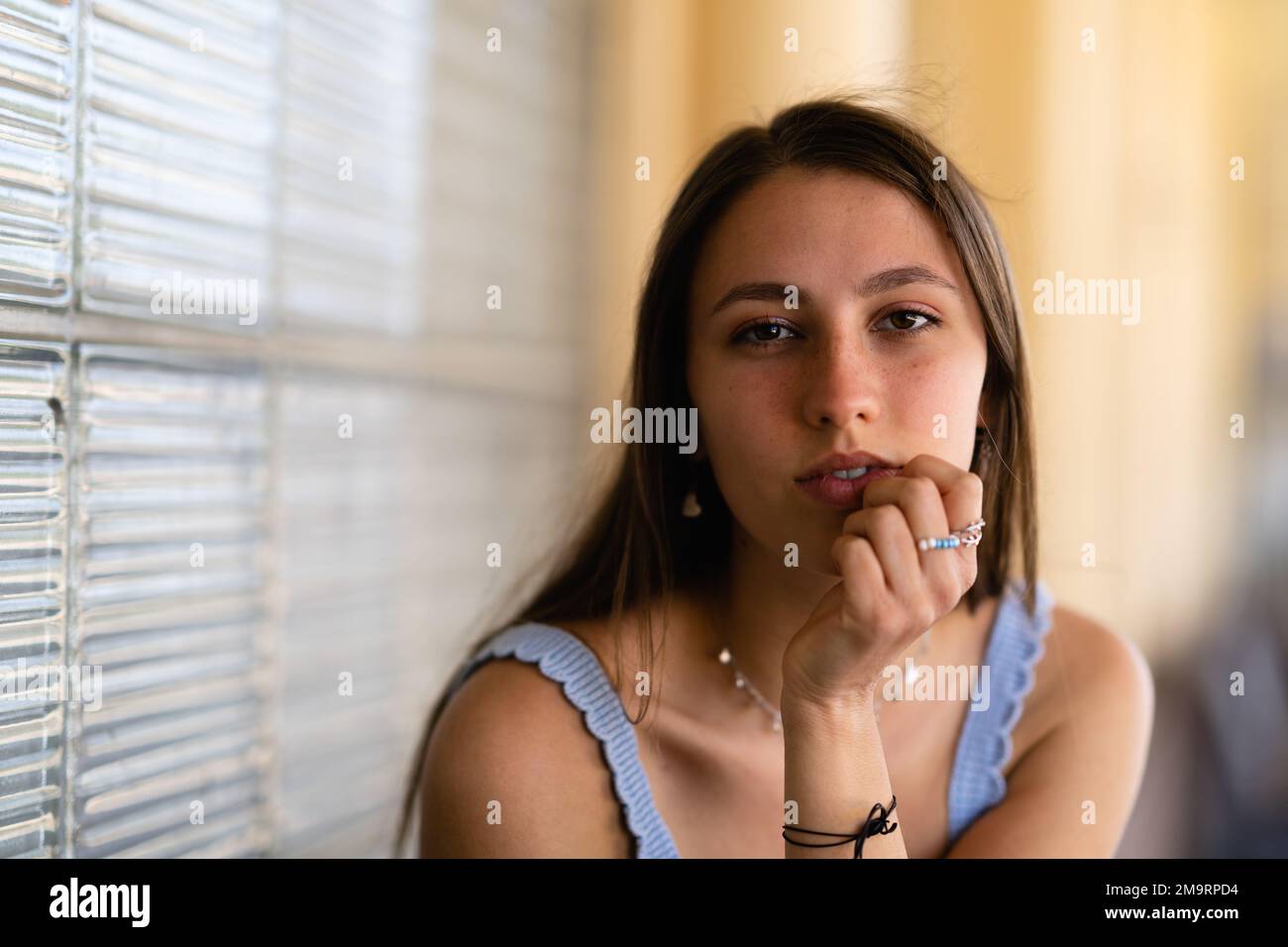Nahaufnahme Porträt eines modernen Mädchens im Teenageralter mit handgemachtem Schmuck, das an einem Bahnhof wartet Stockfoto