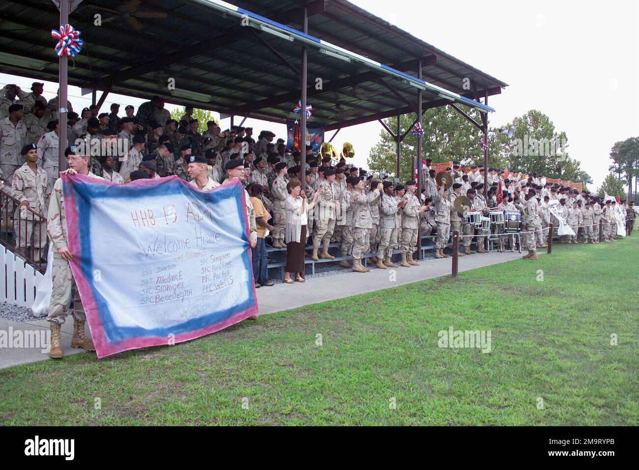 030822-A-0405B-007. Soldaten der US-Armee (USA), Familienangehörige und Angehörige versammeln sich zu einer Welcome Home Zeremonie in Cottrell Field, Fort Stewart, Georgia (GA), als Soldaten, die dem Hauptquartier und Hauptquartier (H&HB), der 1/3 Air Defense Artillery (ADA) und der 2. Artillery 1/3 ADA, Georgia Army Reserve (AR) zugewiesen wurden. Rückkehr nach Hause nach dem Einsatz der Einheit in Irak zur Unterstützung der Freiheit der Operation IRAQI. Stockfoto