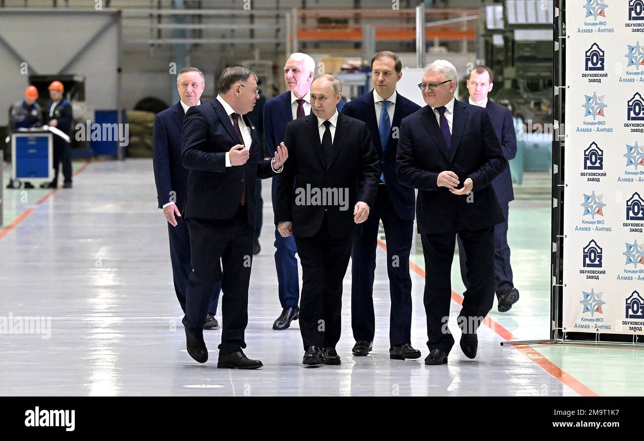 Sankt Petersburg, Russland. 18. Januar 2023. Der russische Präsident Wladimir Putin (C) besucht in Begleitung des Gouverneurs von St. Petersburg, Alexander Beglov, das Staatliche Gedenkmuseum für Verteidigung und Belagerung von Leningrad On in St. Petersburg, Russi Mittwoch am 18. Januar 2023. Wladimir Putin kam für einen eintägigen Besuch nach Sankt Petersburg. Foto: Kremlin Pool/UPI Credit: UPI/Alamy Live News Stockfoto