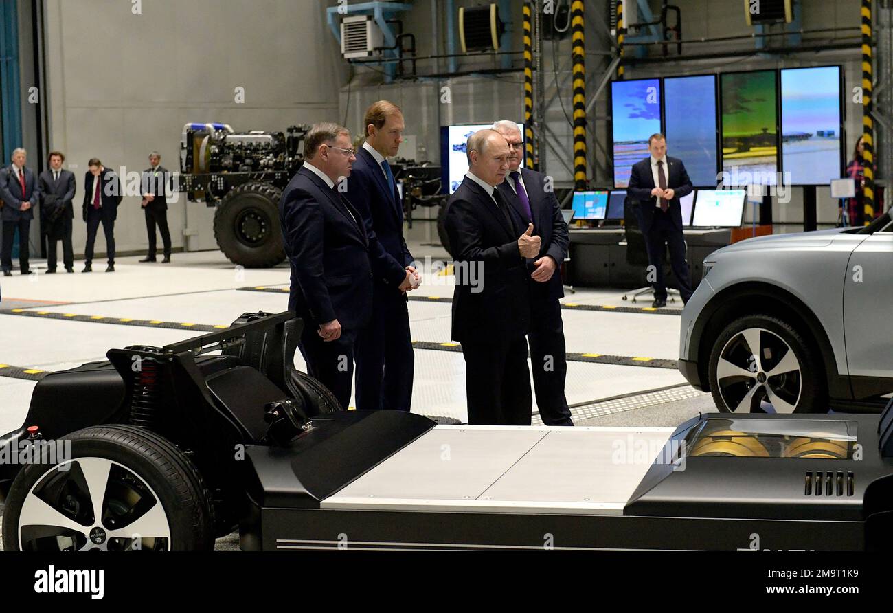 Sankt Petersburg, Russland. 18. Januar 2023. Der russische Präsident Wladimir Putin (2R) besucht in Begleitung des Gouverneurs von Sankt Petersburg, Alexander Beglov, am Mittwoch, den 18. Januar 2023 in Sankt Petersburg das Staatliche Gedenkmuseum für Verteidigung und Belagerung von Leningrad. Wladimir Putin kam für einen eintägigen Besuch nach Sankt Petersburg. Foto: Kremlin Pool/UPI Credit: UPI/Alamy Live News Stockfoto