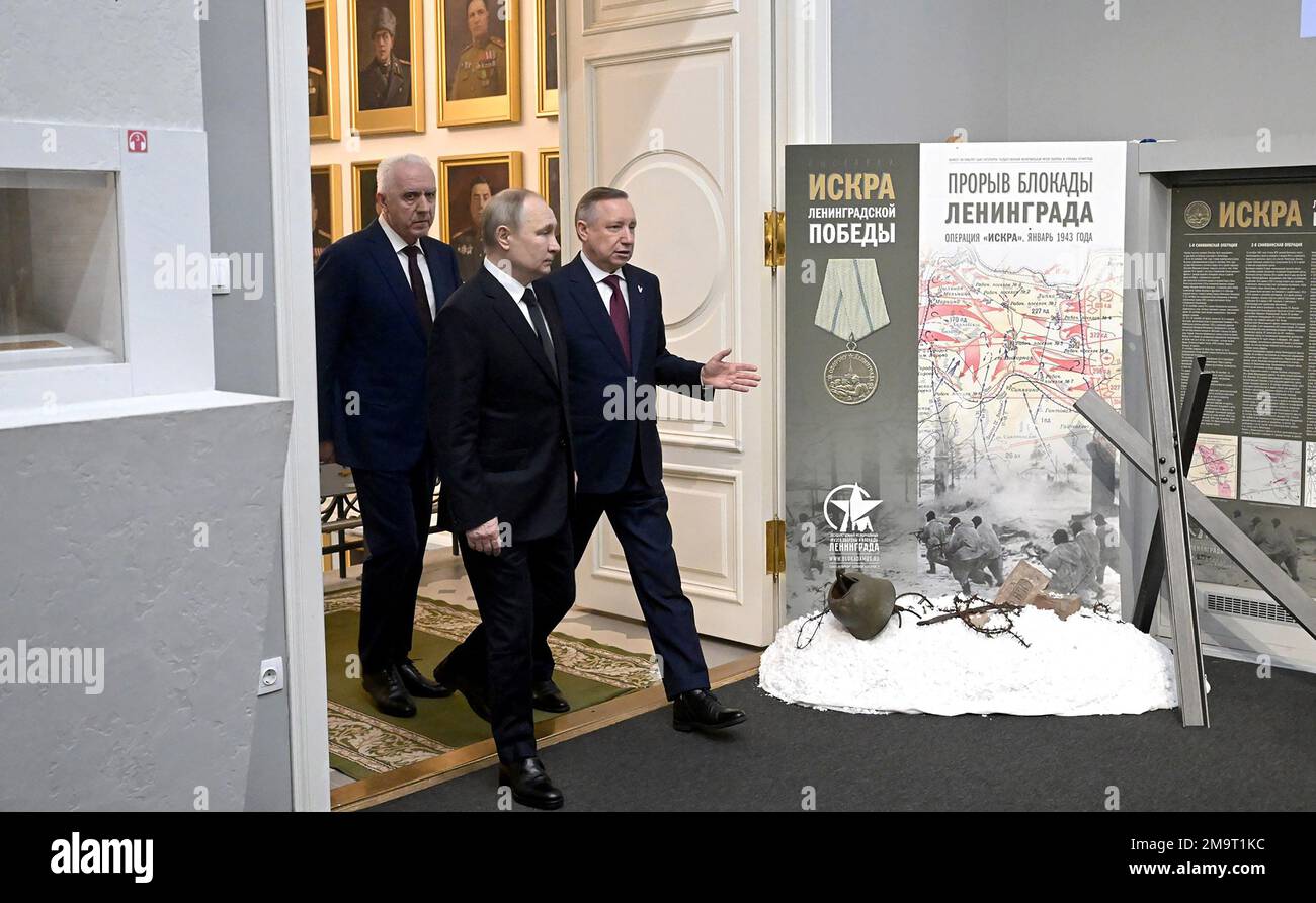 Sankt Petersburg, Russland. 18. Januar 2023. Der russische Präsident Wladimir Putin (C) besucht in Begleitung des Gouverneurs von Sankt Petersburg, Alexander Beglov, am Mittwoch, den 18. Januar 2023, das Staatliche Gedenkmuseum für Verteidigung und Belagerung von Leningrad in Sankt Petersburg in Sankt Petersburg, Russland. Wladimir Putin kam für einen eintägigen Besuch nach Sankt Petersburg. Foto: Kremlin Pool/UPI Credit: UPI/Alamy Live News Stockfoto