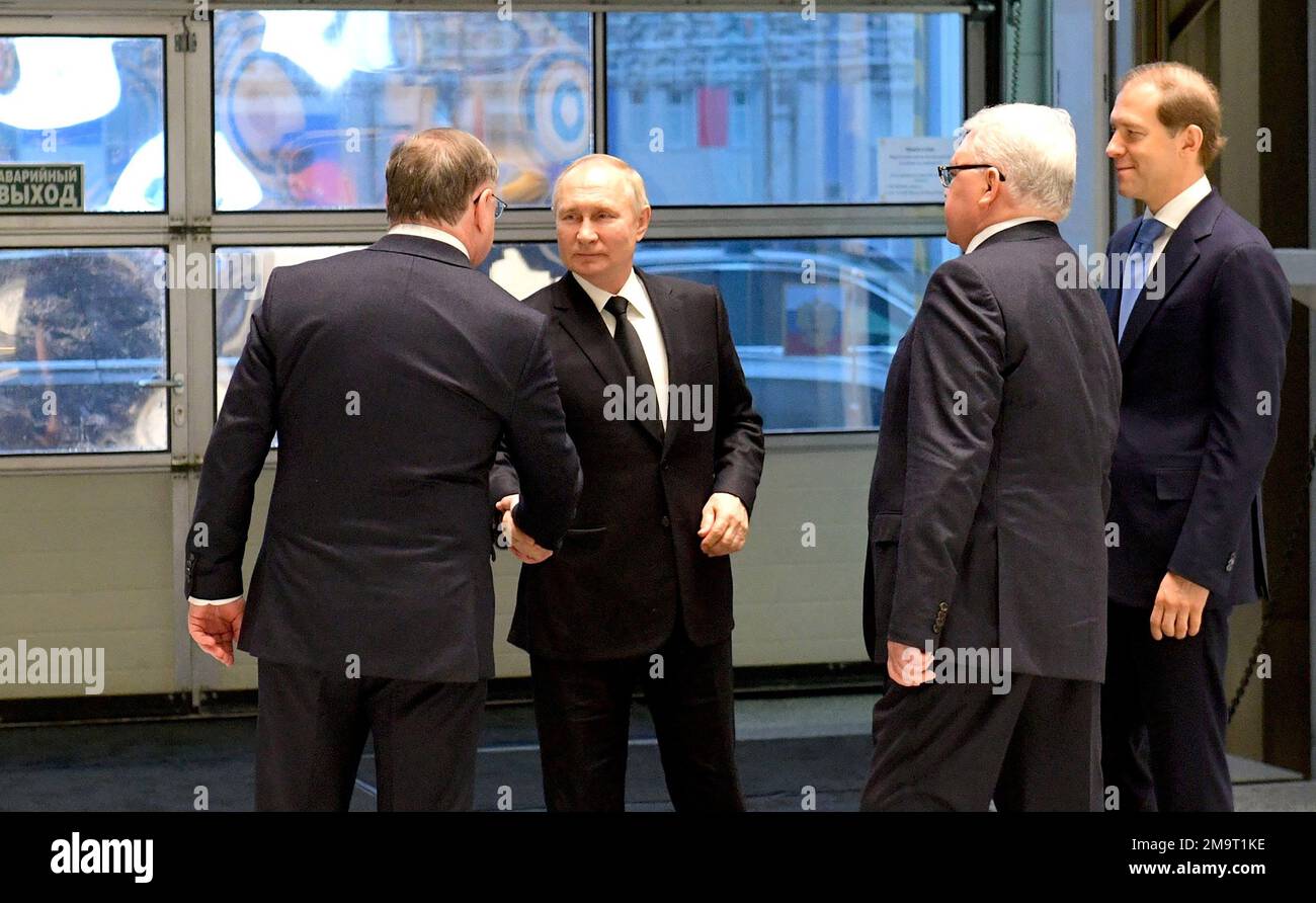 Sankt Petersburg, Russland. 18. Januar 2023. Der russische Präsident Wladimir Putin (2L) besucht in Begleitung des Gouverneurs von Sankt Petersburg, Alexander Beglov, am Mittwoch, den 18. Januar 2023, das Staatliche Gedenkmuseum für Verteidigung und Belagerung von Leningrad in Sankt Petersburg. Wladimir Putin kam für einen eintägigen Besuch nach Sankt Petersburg. Foto: Kremlin Pool/UPI Credit: UPI/Alamy Live News Stockfoto