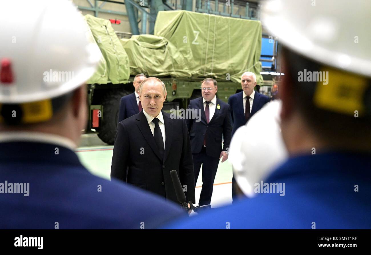 Sankt Petersburg, Russland. 18. Januar 2023. Der russische Präsident Wladimir Putin (L) besucht in Begleitung des Gouverneurs von Sankt Petersburg, Alexander Beglov, am Mittwoch, den 18. Januar 2023, das Staatliche Gedenkmuseum für Verteidigung und Belagerung von Leningrad in Sankt Petersburg, Russland. Wladimir Putin kam für einen eintägigen Besuch nach Sankt Petersburg. Foto: Kremlin Pool/UPI Credit: UPI/Alamy Live News Stockfoto
