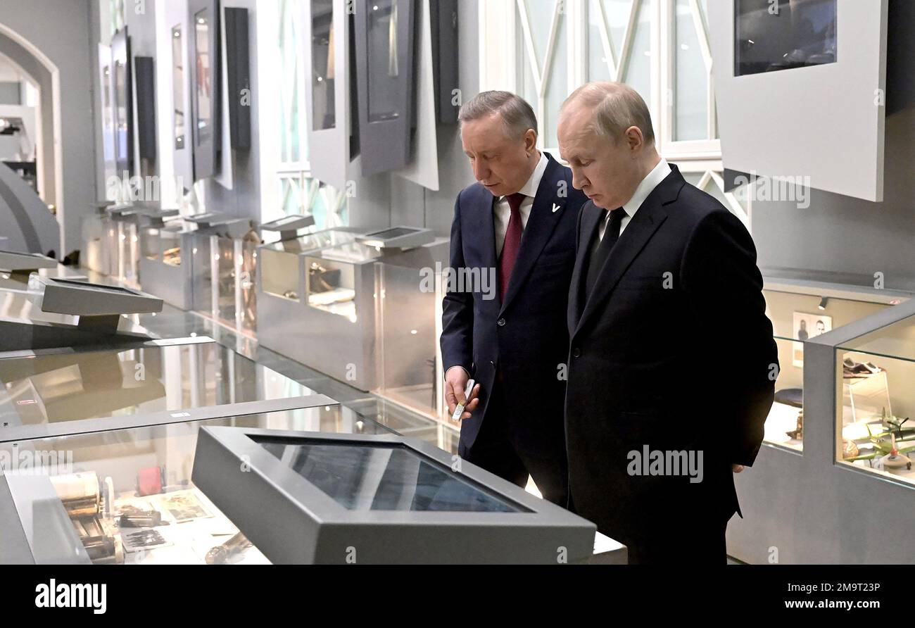 Sankt Petersburg, Russland. 18. Januar 2023. Der russische Präsident Wladimir Putin (R) besucht in Begleitung des Gouverneurs von Sankt Petersburg, Alexander Beglov, am Mittwoch, den 18. Januar 2023, das Staatliche Gedenkmuseum für Verteidigung und Belagerung von Leningrad in Sankt Petersburg, Russland. Wladimir Putin kam für einen eintägigen Besuch nach Sankt Petersburg. Foto: Kremlin Pool/UPI Credit: UPI/Alamy Live News Stockfoto