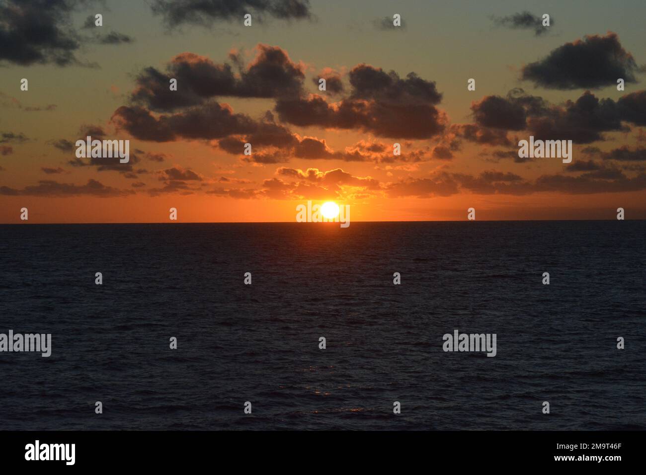 Sonnenaufgang/Sonnenuntergang in der Karibik Stockfoto