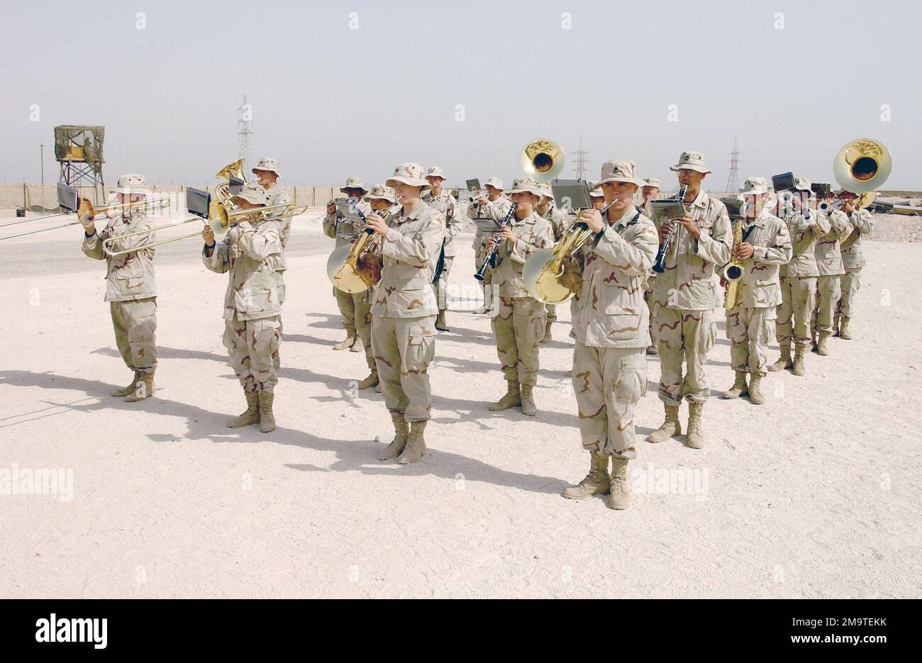 Die 1.-Band der US-Armee (USA) der Armored Division (AD) spielt die irakischen und US-amerikanischen Nationalhymnen während einer Abschlusszeremonie auf dem irakischen Zivilverteidigungskurs (ICDC). Das ICDC führte wöchentlich in Bagdad (Irak) eine Schulung neuer irakischer Rekruten über die Fähigkeiten von Soldaten durch und bereitete sie auf die Zusammenarbeit mit Koalitionstruppen vor, die die Freiheit der Operation IRAQI unterstützen. Basis: Bagdad Land: Irak (IRQ) Stockfoto