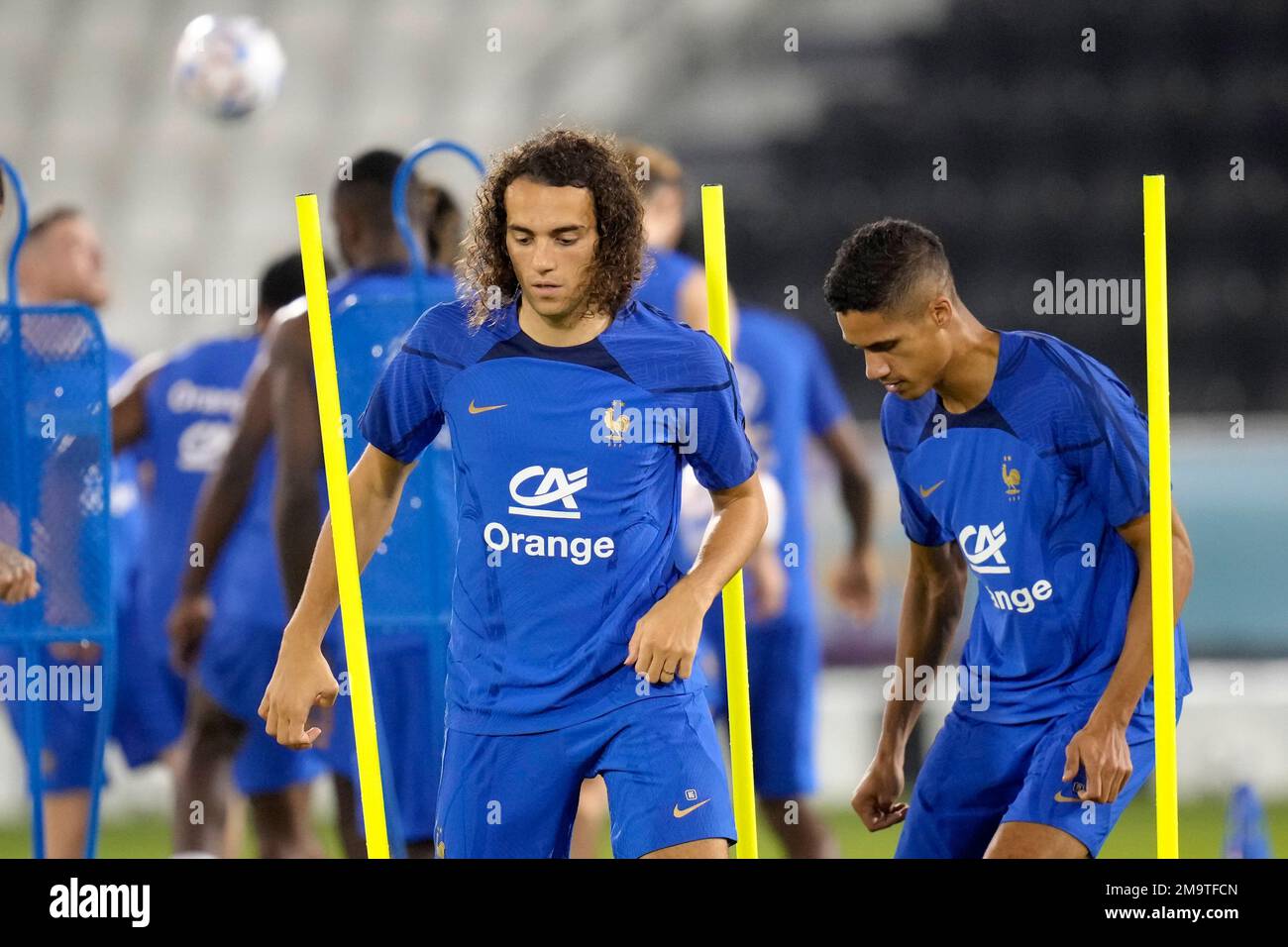France's Matteo Guendouzi runs during a training session at the Jassim Bin Hamad stadium in Doha, Qatar, Saturday, Nov. 19, 2022. France will play their first match in the World Cup against Australia on Nov. 22. (AP Photo/Christophe Ena) Stockfoto