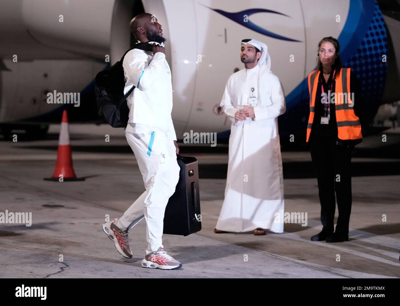 Romelu Lukaku of Belgium's national soccer team arrives with teammates at Hamad International airport in Doha, Qatar, Saturday, Nov. 19, 2022 ahead of the upcoming World Cup. Belgium will play the first match in the World Cup against Canada on Nov. 23. (AP Photo/Hassan Ammar) Stockfoto