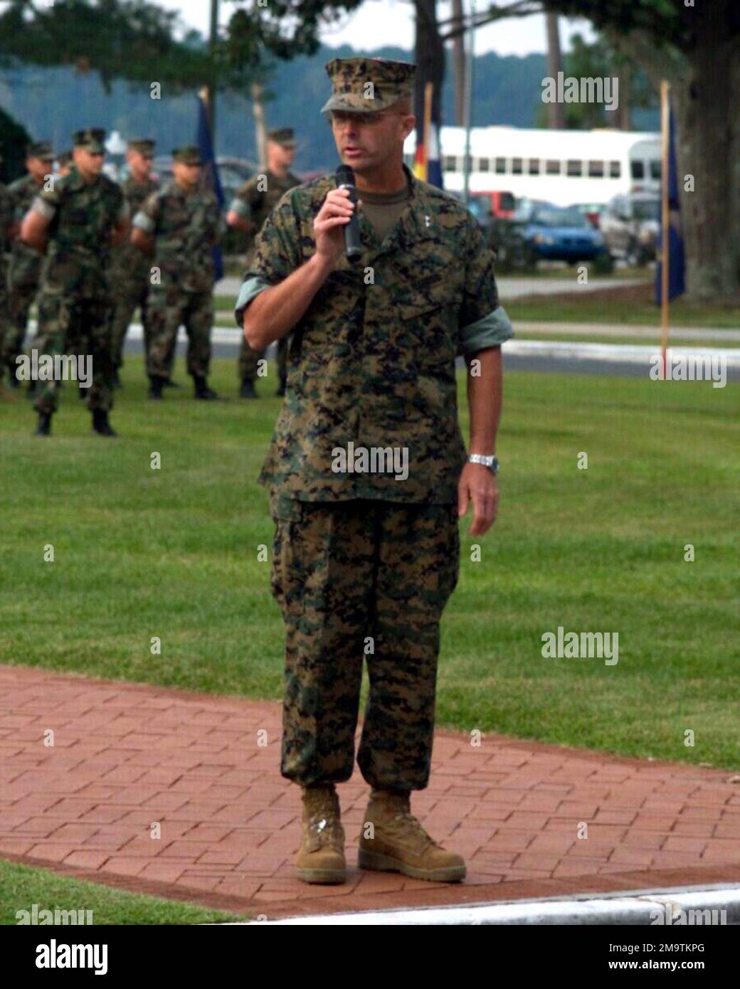 Während der Wiedereinstellung der Massen der US Marine Corps (USMC) 2. Marine Divisions stehen die Marines in Formation als 2. Marine Division Commanding General (CG), Major General (MGEN) Stephen Johnson vereidigt in Camp Lejeune, North Carolina. Basis: Marinestützpunkt, Camp Lejeune Bundesstaat: North Carolina (NC) Land: Vereinigte Staaten von Amerika (USA) Stockfoto