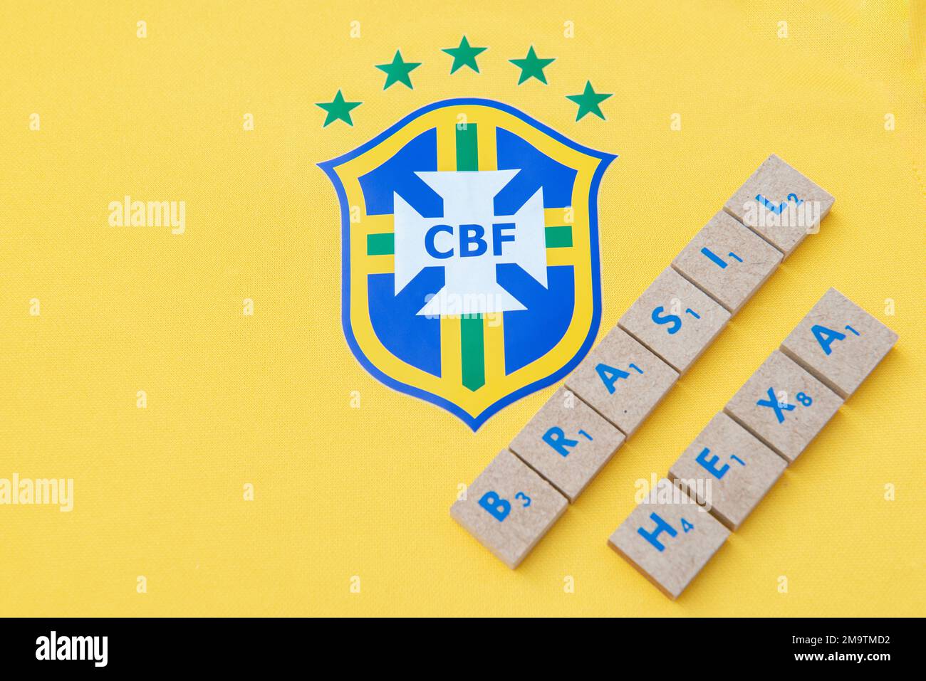 Bauru, Brasilien - 11.01.23: Emblem des brasilianischen Fußballverbands auf dem Fußballtrikot. Meistbesuchte Fußballtrikots der Weltmeisterschaft. Markieren Stockfoto