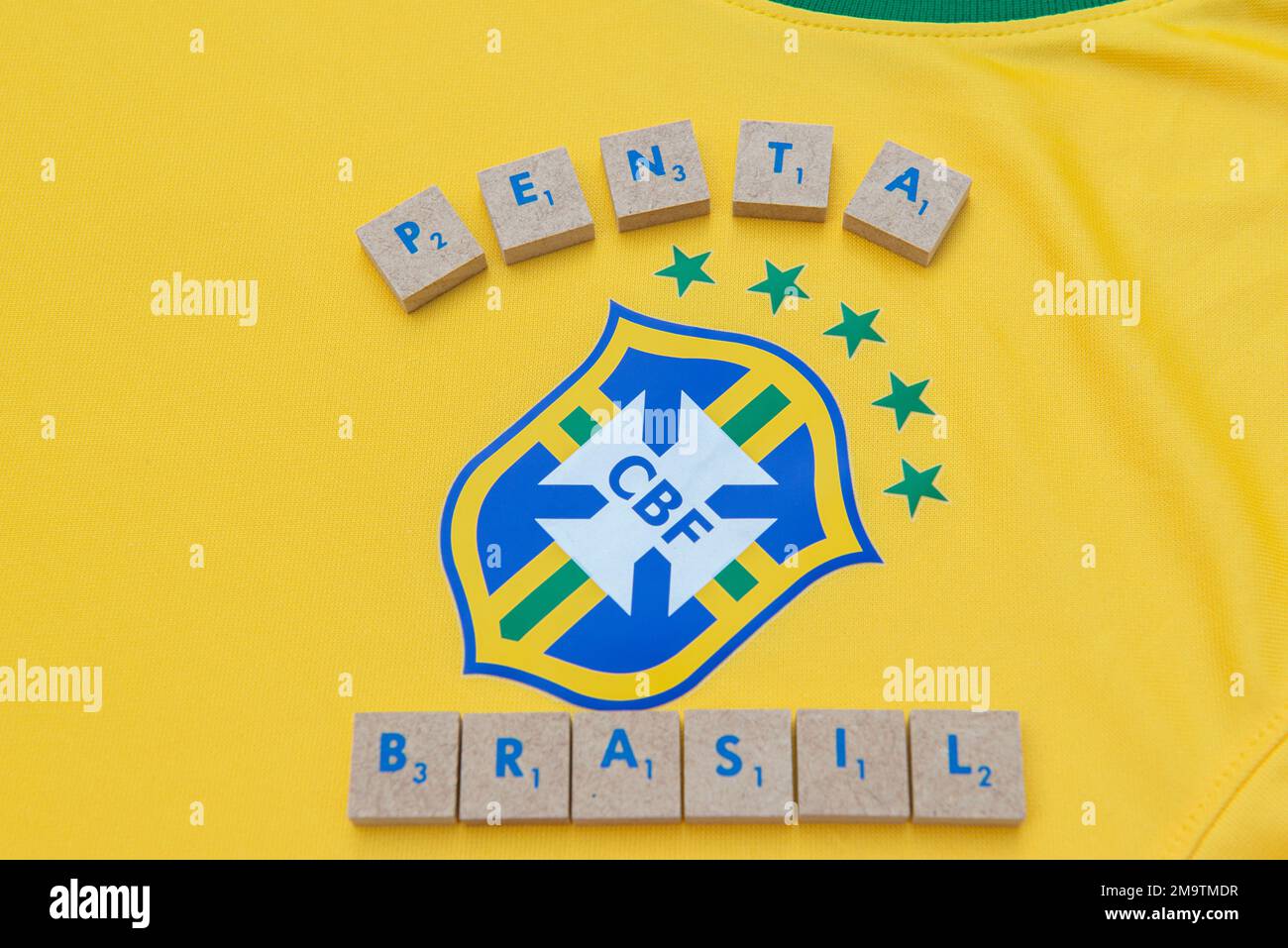 Bauru, Brasilien - 11.01.23: Emblem des brasilianischen Fußballverbands auf dem Fußballtrikot. Meistbesuchte Fußballtrikots der Weltmeisterschaft. Markieren Stockfoto