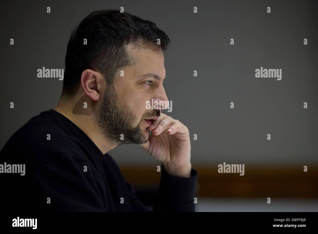 Kiew, Ukraine. 18. Januar 2023. Der ukrainische Präsident Volodymyr Zelenskyy nimmt an einer virtuellen Sitzung zum Thema „Wiederherstellung von Sicherheit und Frieden“ während der Jahrestagung des Weltwirtschaftsforums in Davos über Video-Link am Mariinskyi-Palast am 18. Januar 2023 in Kiew, Ukraine, Teil. Kredit: Ukrainischer Ratsvorsitz/Ukrainischer Ratsvorsitz/Alamy Live News Stockfoto