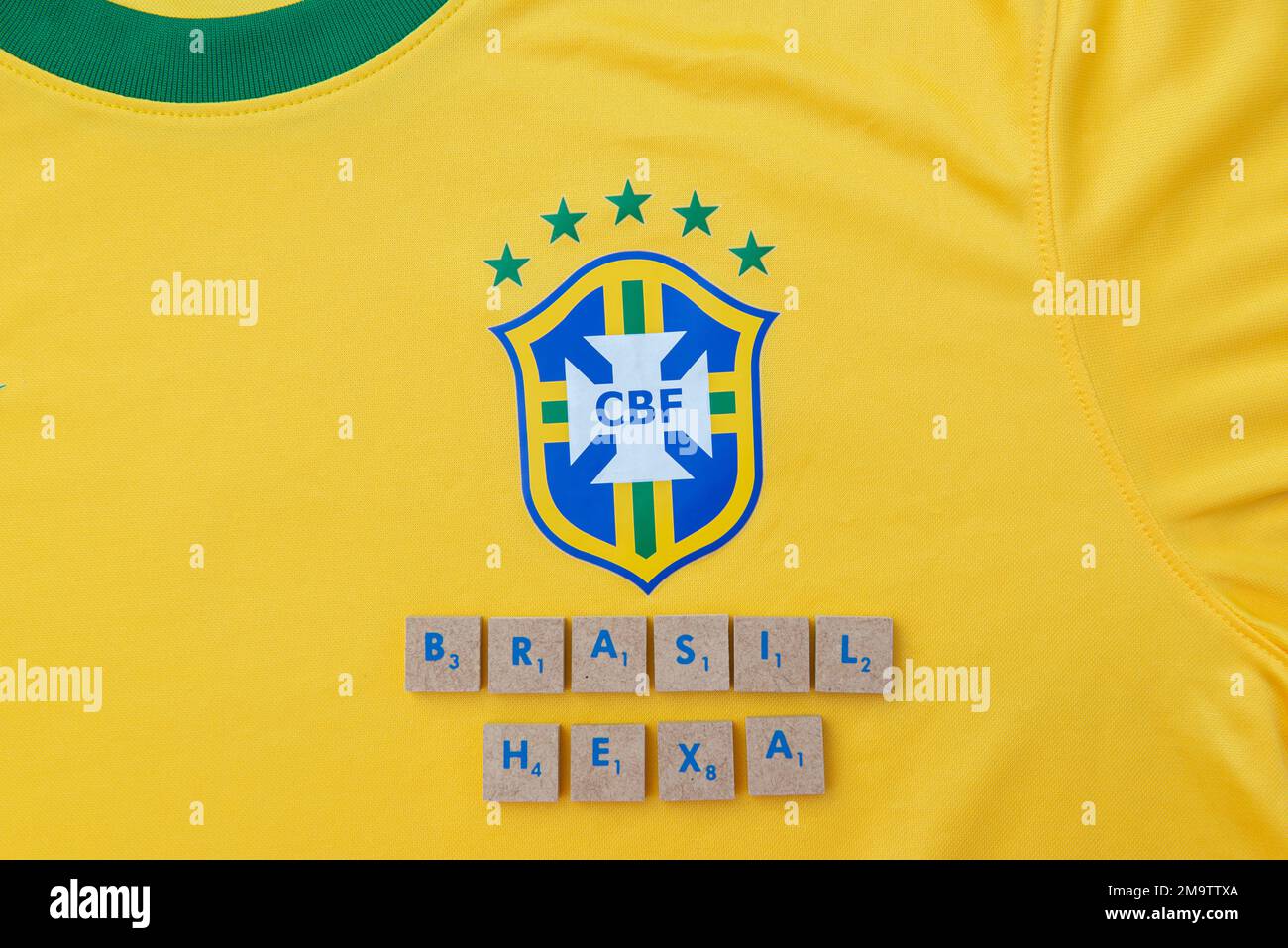 Bauru, Brasilien - 11.01.23: Emblem des brasilianischen Fußballverbands auf dem Fußballtrikot. Meistbesuchte Fußballtrikots der Weltmeisterschaft. Markieren Stockfoto