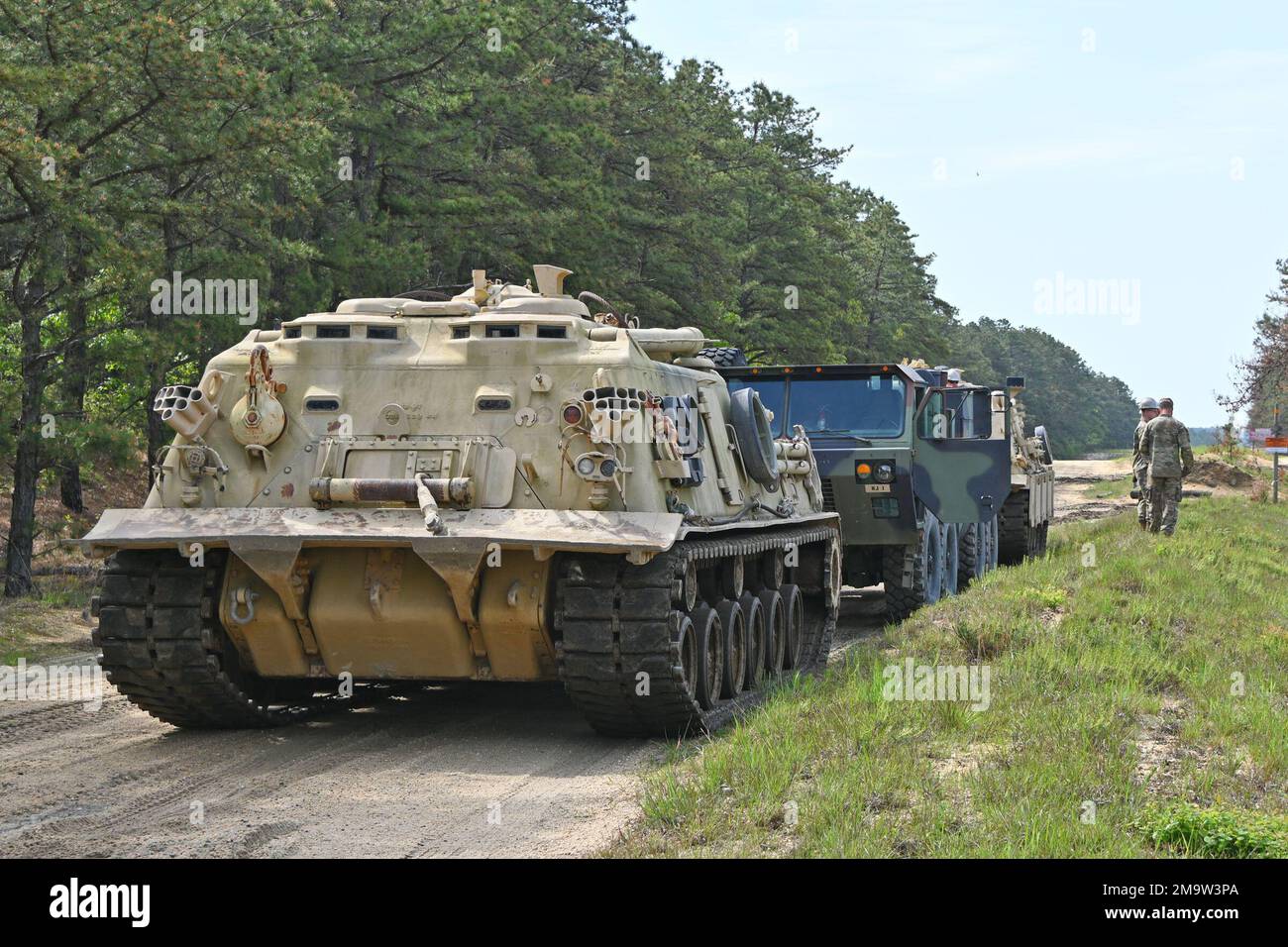 Diese Soldaten der NJARNG RTS-M absolvieren die Vehicle Recovery School, eine Trainingsveranstaltung auf dem Fort Dix Range Complex. Diese Fahrzeuge wurden auf großen Fahrzeugen getestet und in der Bergung geschult, die vom Ingenieurstandort 12 bis zur Reichweite 59C durch verschiedene Geländearten fuhren, darunter Wasser, Schlamm, Sand und andere Geländebedingungen. (Fotos vom Fort Dix [TSC] Training Support Center) Stockfoto